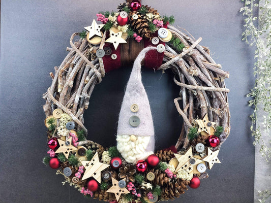 Advent Türkranz Türdeko Türschmuck Weihnachten Weidenkranz Wichtel 40cm – handgemacht aus Seiden- und Kunstblumen, langlebig & pflegeleicht von SarahsFlowerStudio