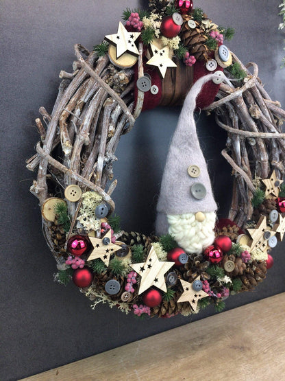 Advent Türkranz Türdeko Türschmuck Weihnachten Weidenkranz Wichtel 40cm – handgemacht aus Seiden- und Kunstblumen, langlebig & pflegeleicht von SarahsFlowerStudio