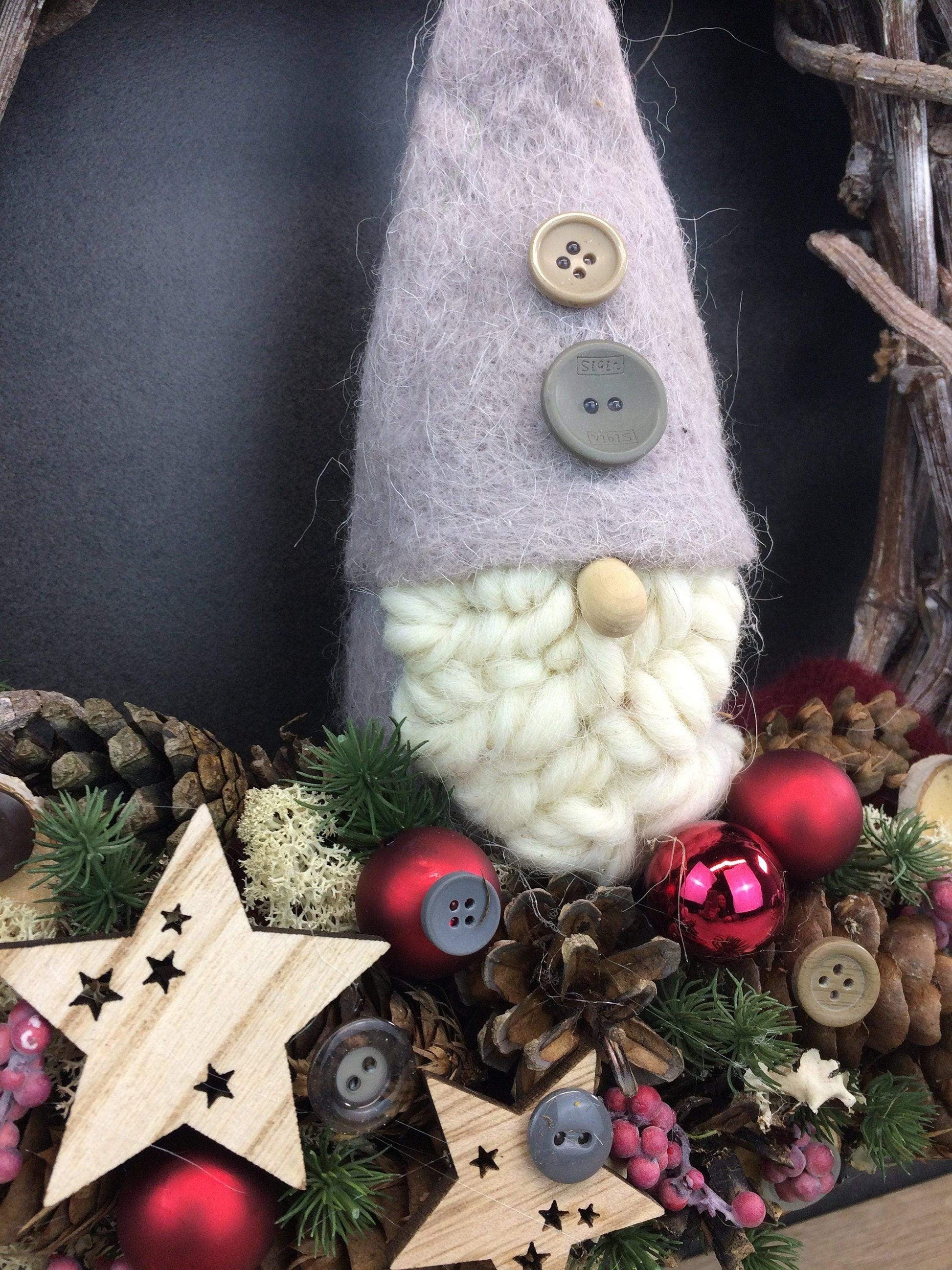 Advent Türkranz Türdeko Türschmuck Weihnachten Weidenkranz Wichtel 40cm – handgemacht aus Seiden- und Kunstblumen, langlebig & pflegeleicht von SarahsFlowerStudio