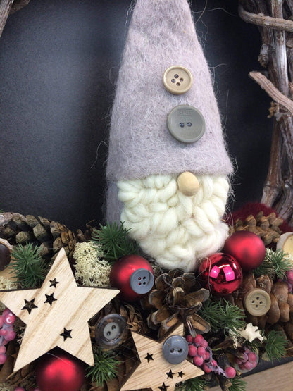 Advent Türkranz Türdeko Türschmuck Weihnachten Weidenkranz Wichtel 40cm – handgemacht aus Seiden- und Kunstblumen, langlebig & pflegeleicht von SarahsFlowerStudio