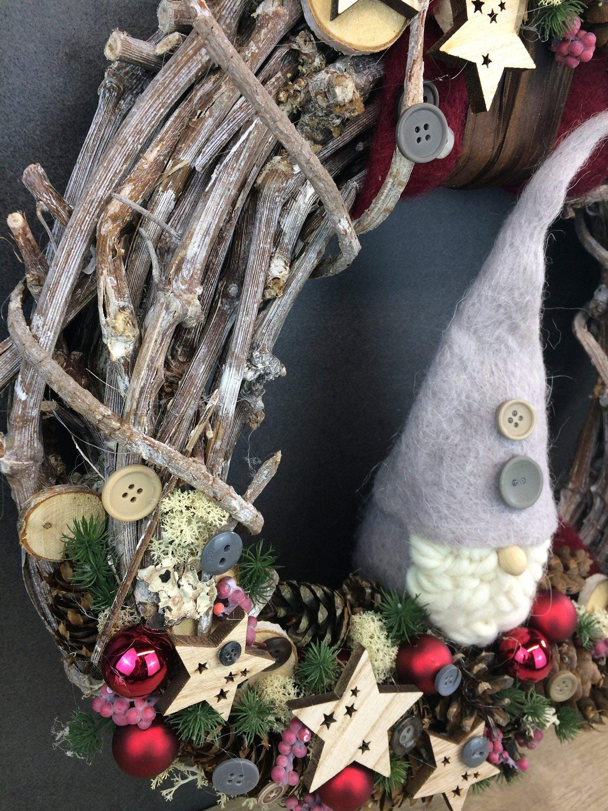 Advent Türkranz Türdeko Türschmuck Weihnachten Weidenkranz Wichtel 40cm – handgemacht aus Seiden- und Kunstblumen, langlebig & pflegeleicht von SarahsFlowerStudio