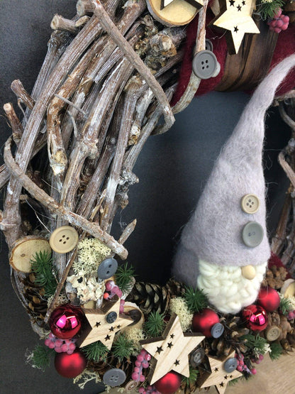 Advent Türkranz Türdeko Türschmuck Weihnachten Weidenkranz Wichtel 40cm – handgemacht aus Seiden- und Kunstblumen, langlebig & pflegeleicht von SarahsFlowerStudio
