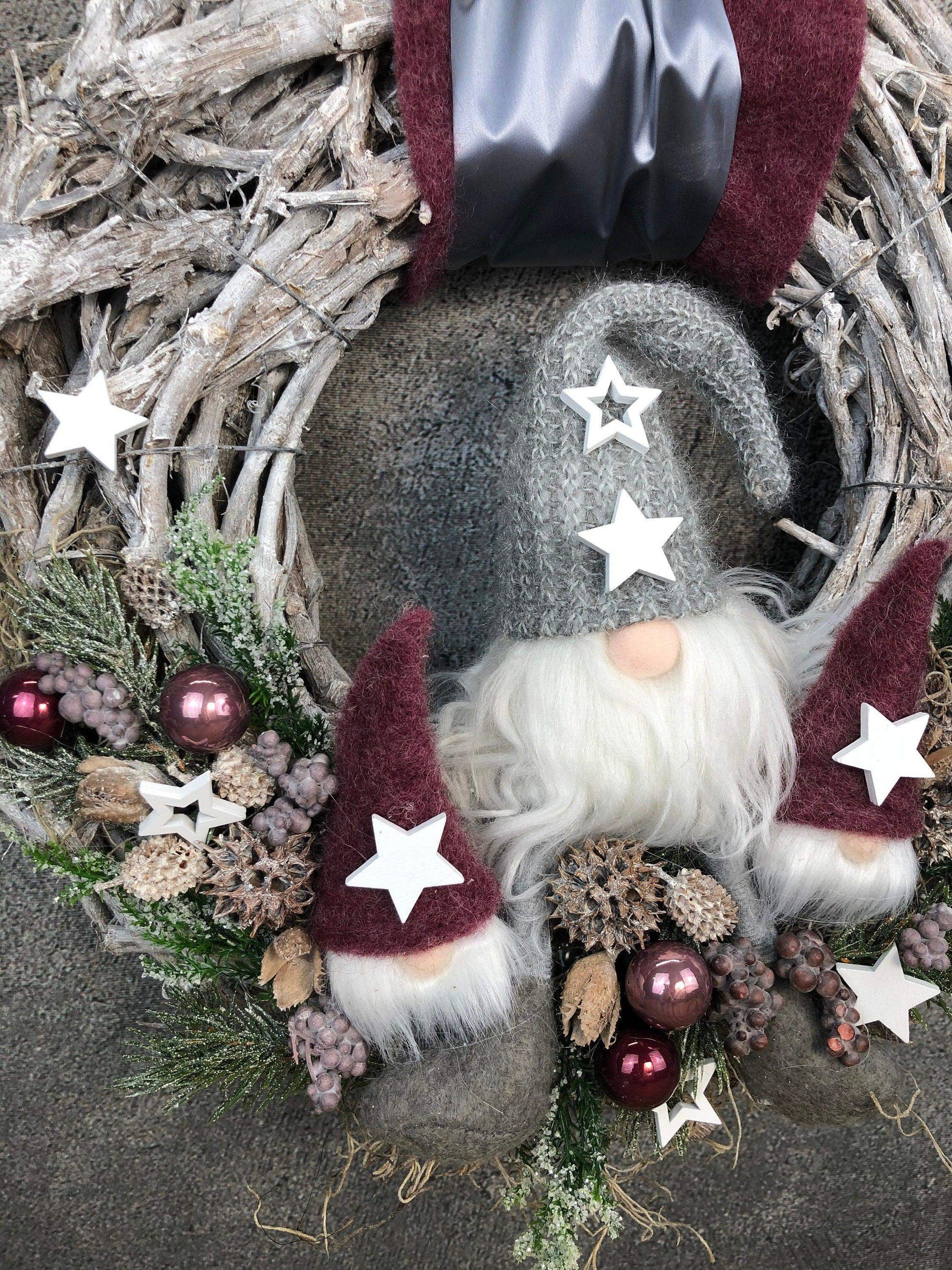 Advent Türkranz Türdeko Türschmuck Weihnachten Weidenkranz Wichtel 40cm – handgemacht aus Seiden- und Kunstblumen, langlebig & pflegeleicht von SarahsFlowerStudio