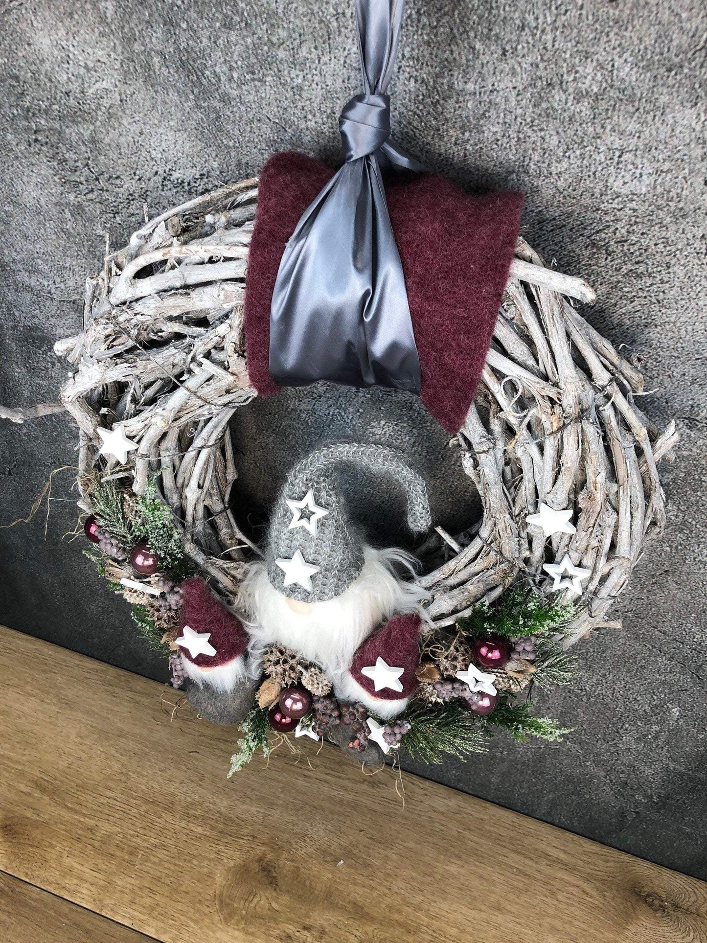 Advent Türkranz Türdeko Türschmuck Weihnachten Weidenkranz Wichtel 40cm – handgemacht aus Seiden- und Kunstblumen, langlebig & pflegeleicht von SarahsFlowerStudio