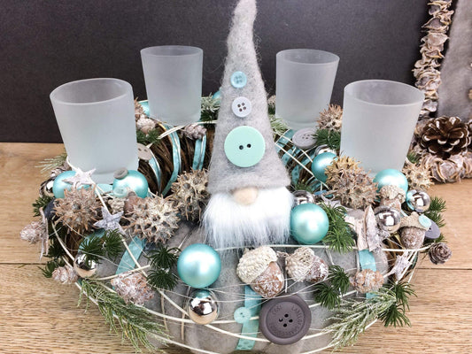 Adventskranz Wichtel Wunschfarbe Silber Grau Kugeln Sterne Eicheln Knöpfe Beeren – handgemacht aus Seiden- und Kunstblumen, langlebig & pflegeleicht von SarahsFlowerStudio