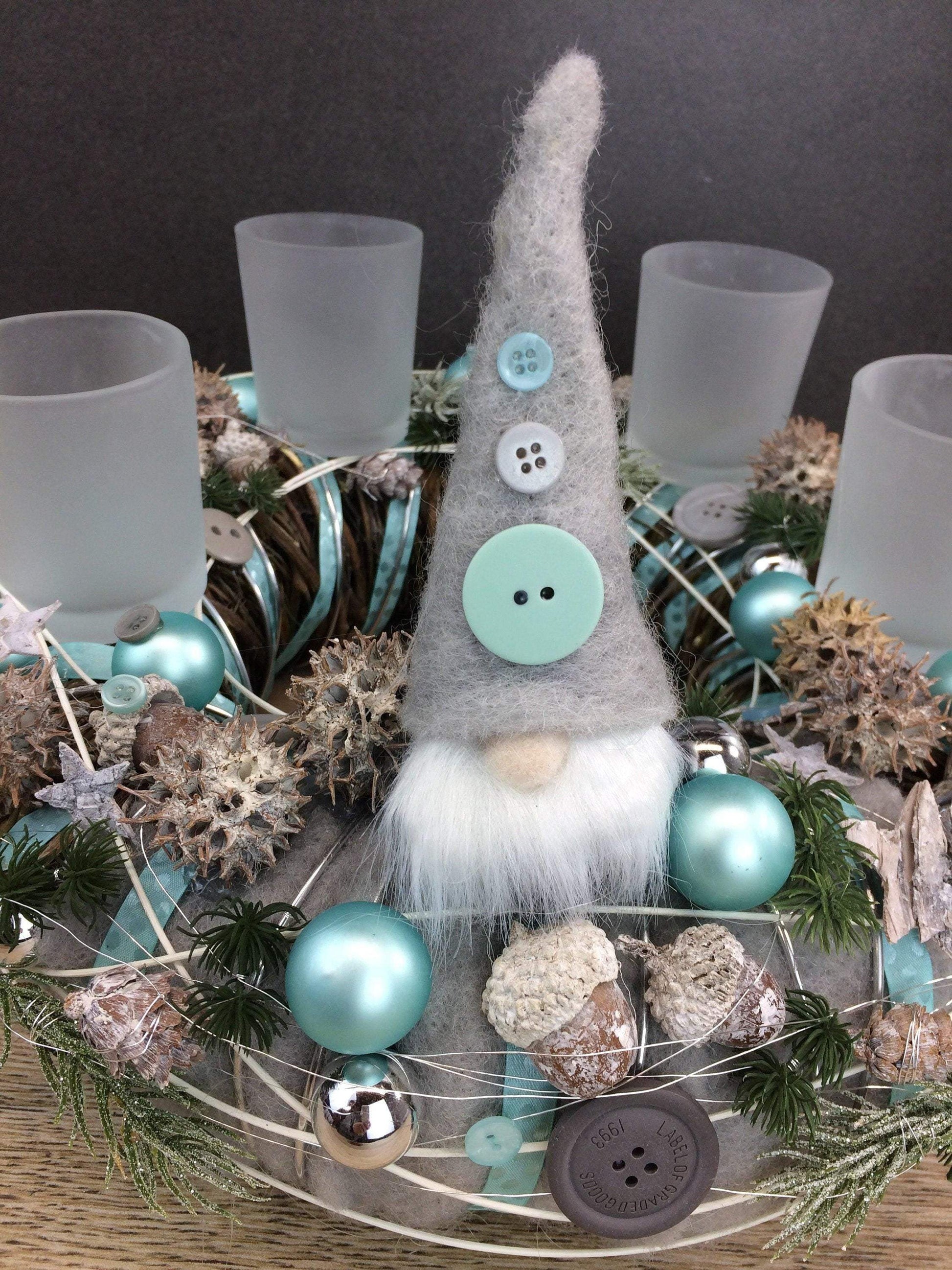 Adventskranz Wichtel Wunschfarbe Silber Grau Kugeln Sterne Eicheln Knöpfe Beeren – handgemacht aus Seiden- und Kunstblumen, langlebig & pflegeleicht von SarahsFlowerStudio