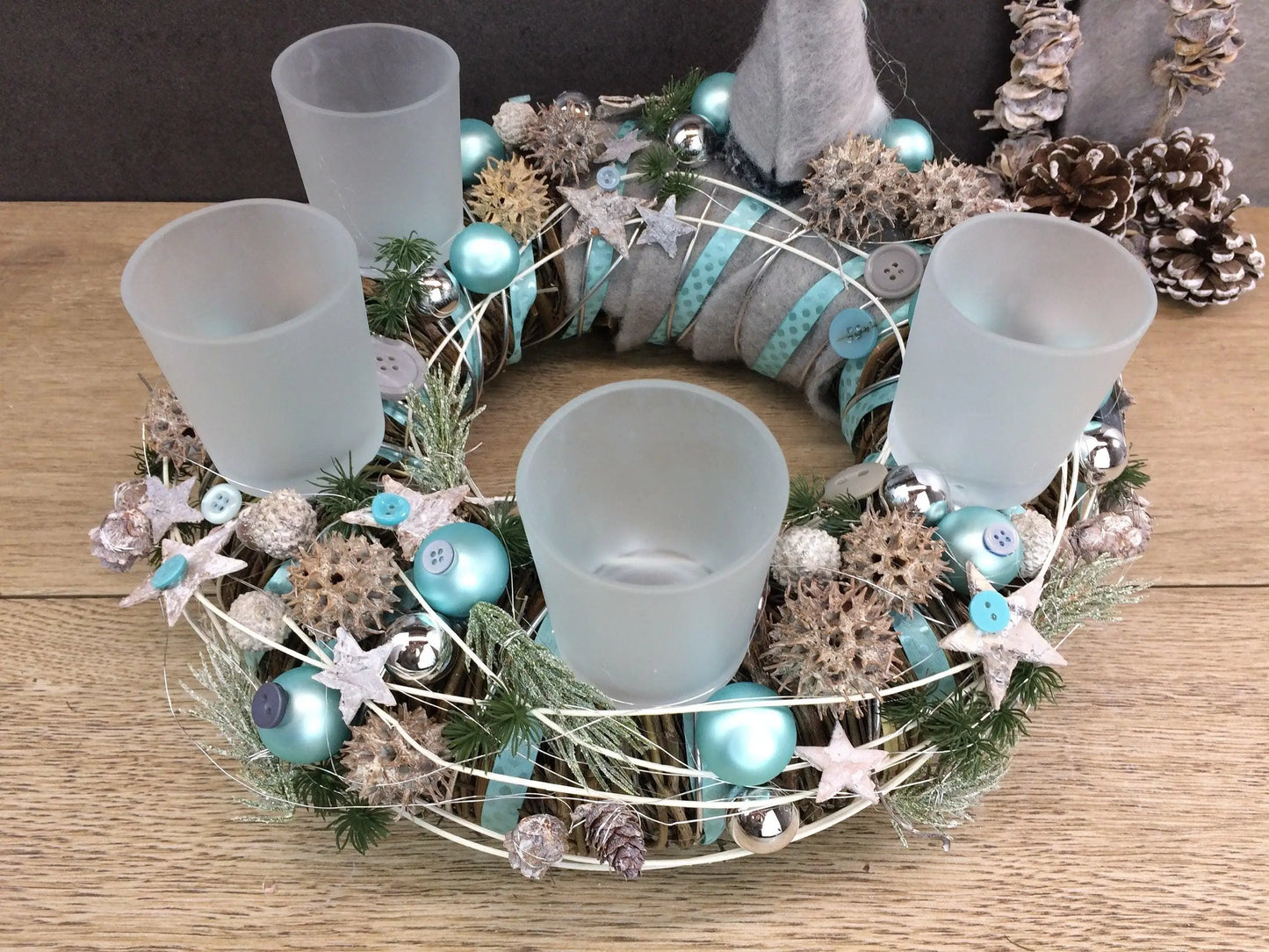 Adventskranz Wichtel Wunschfarbe Silber Grau Kugeln Sterne Eicheln Knöpfe Beeren – handgemacht aus Seiden- und Kunstblumen, langlebig & pflegeleicht von SarahsFlowerStudio
