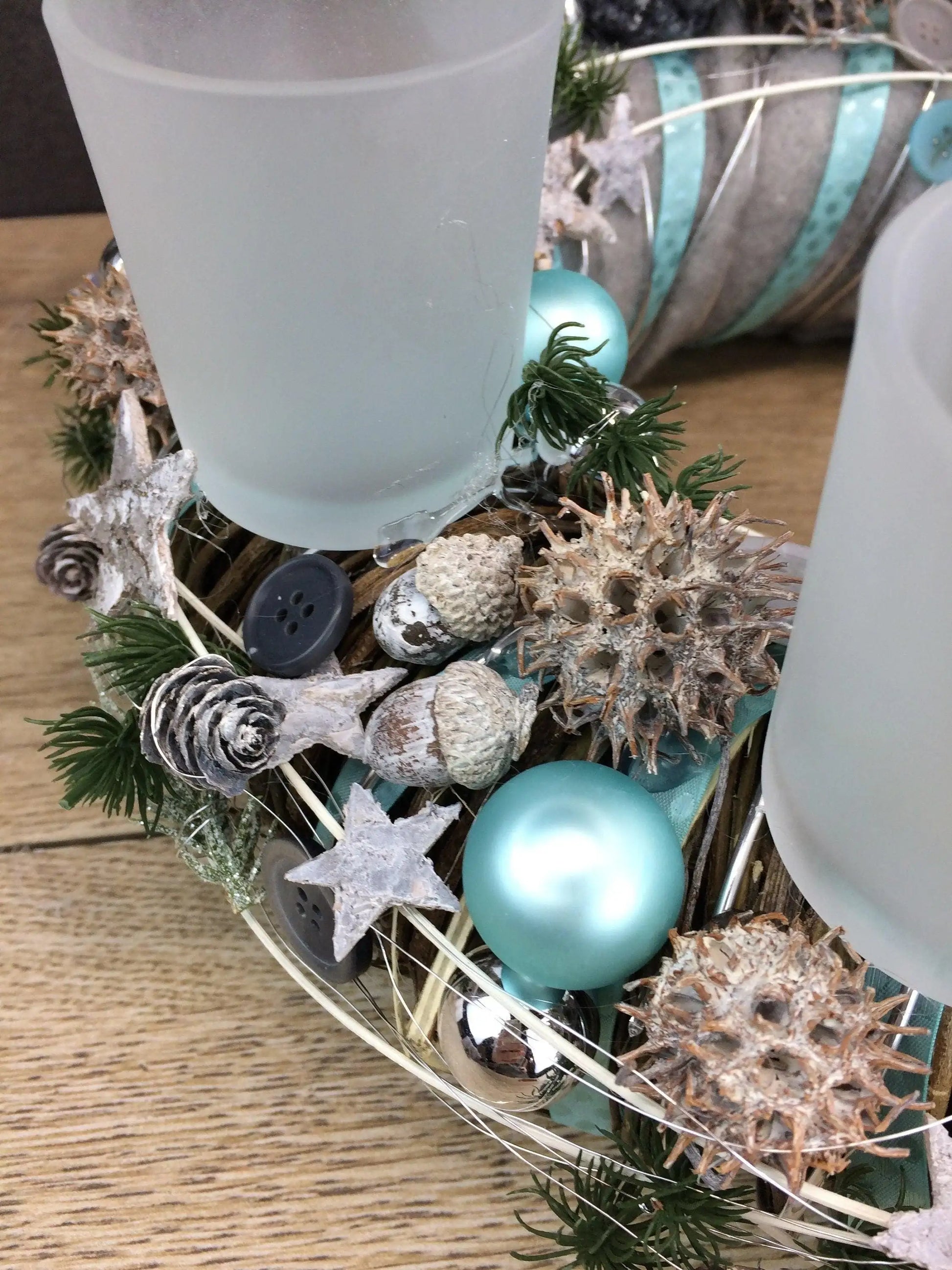 Adventskranz Wichtel Wunschfarbe Silber Grau Kugeln Sterne Eicheln Knöpfe Beeren – handgemacht aus Seiden- und Kunstblumen, langlebig & pflegeleicht von SarahsFlowerStudio