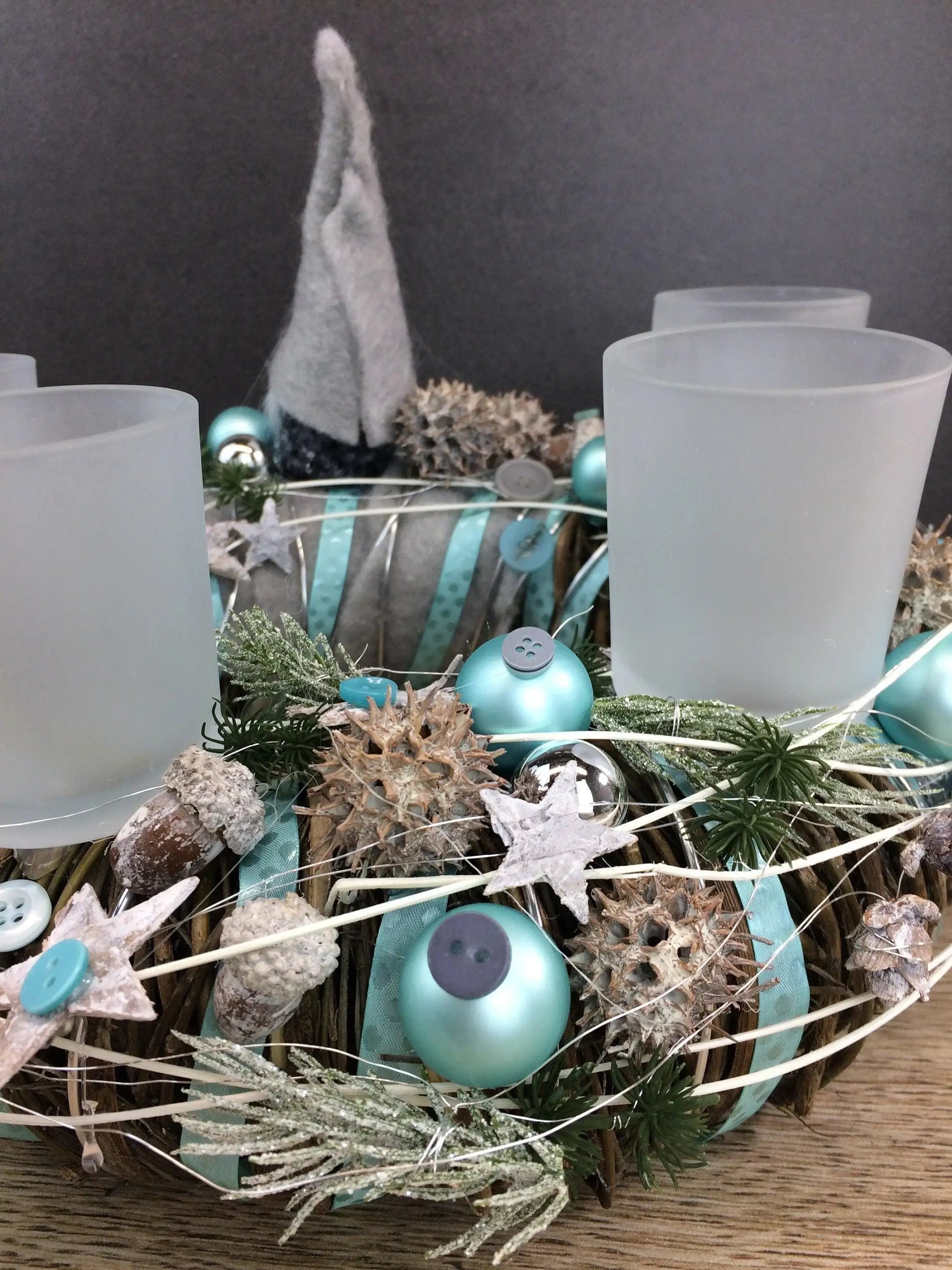 Adventskranz Wichtel Wunschfarbe Silber Grau Kugeln Sterne Eicheln Knöpfe Beeren – handgemacht aus Seiden- und Kunstblumen, langlebig & pflegeleicht von SarahsFlowerStudio