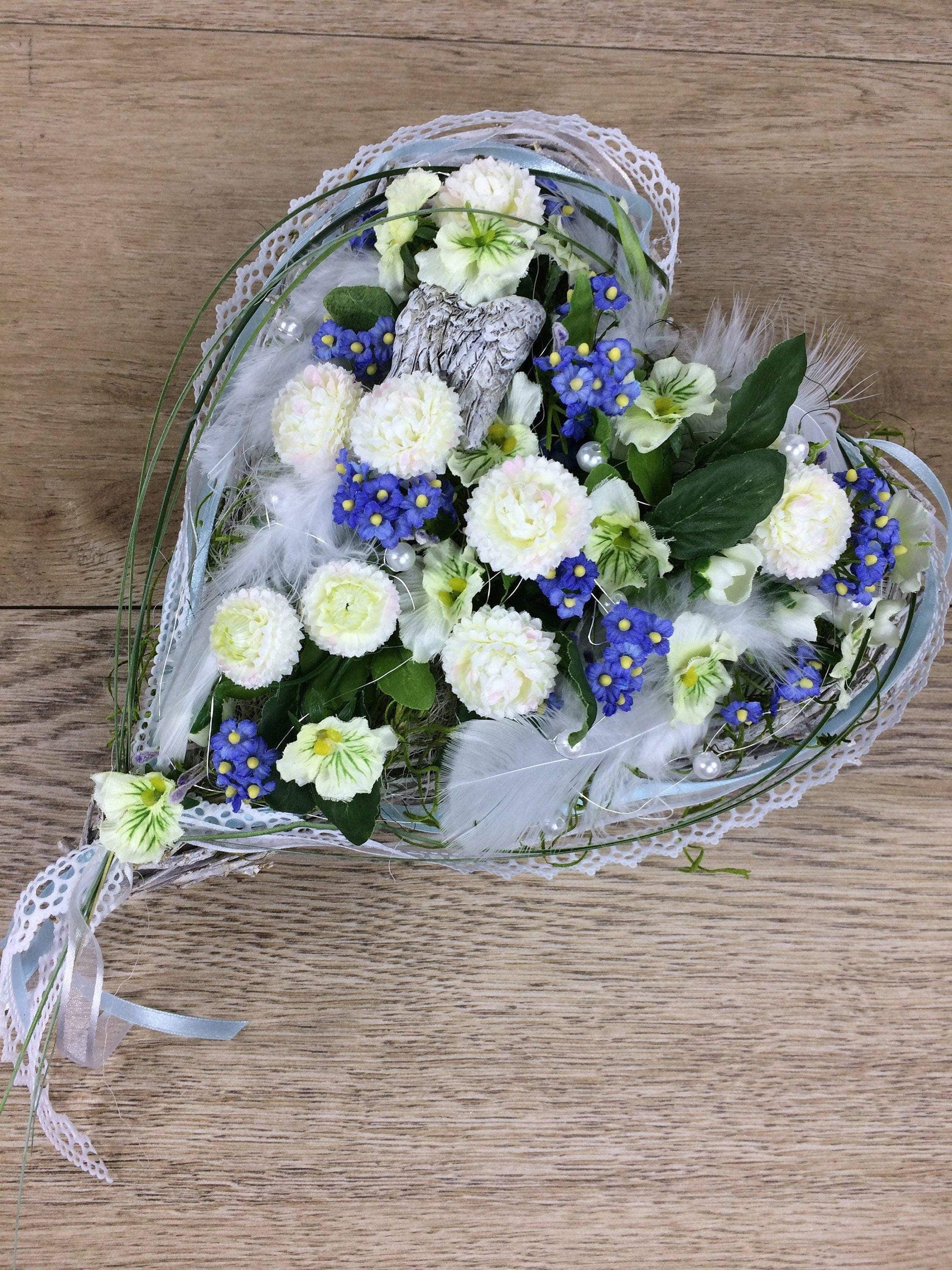 Grabgesteck 25x35cm Frühling Grabschmuck Gesteck Herz Gänseblümchen Vergissmeinnicht Grabdekoration Grabschmuck Allerheiligen – handgemacht aus Seiden- und Kunstblumen, langlebig & pflegeleicht von SarahsFlowerStudio