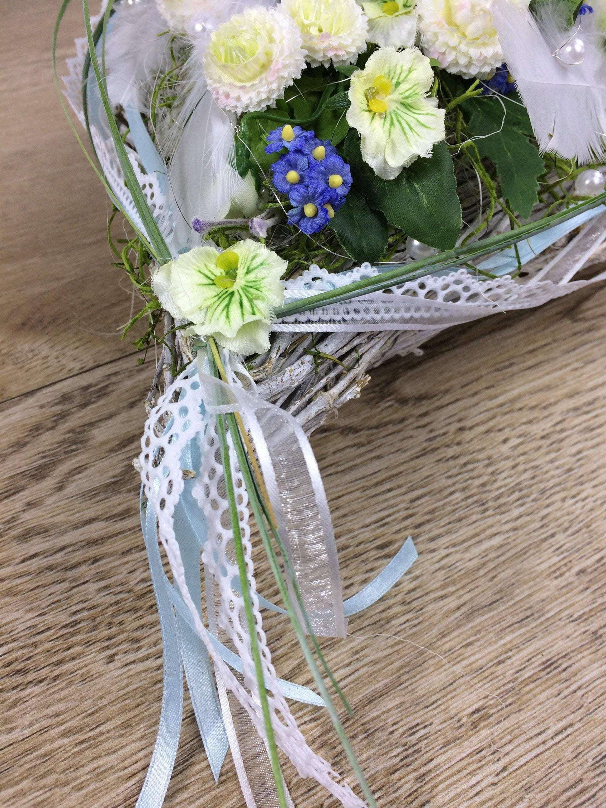 Grabgesteck 25x35cm Frühling Grabschmuck Gesteck Herz Gänseblümchen Vergissmeinnicht Grabdekoration Grabschmuck Allerheiligen – handgemacht aus Seiden- und Kunstblumen, langlebig & pflegeleicht von SarahsFlowerStudio