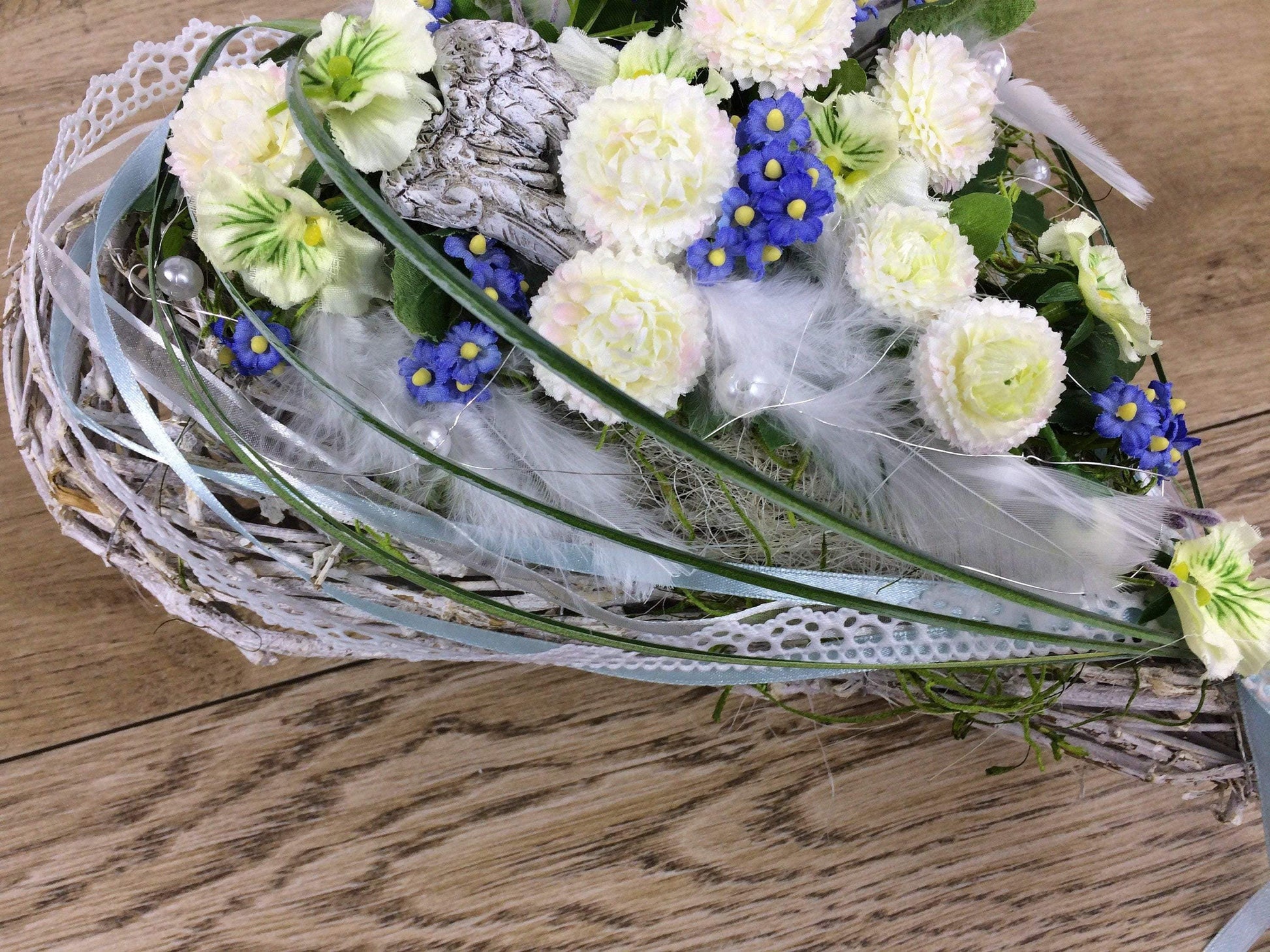 Grabgesteck 25x35cm Frühling Grabschmuck Gesteck Herz Gänseblümchen Vergissmeinnicht Grabdekoration Grabschmuck Allerheiligen – handgemacht aus Seiden- und Kunstblumen, langlebig & pflegeleicht von SarahsFlowerStudio