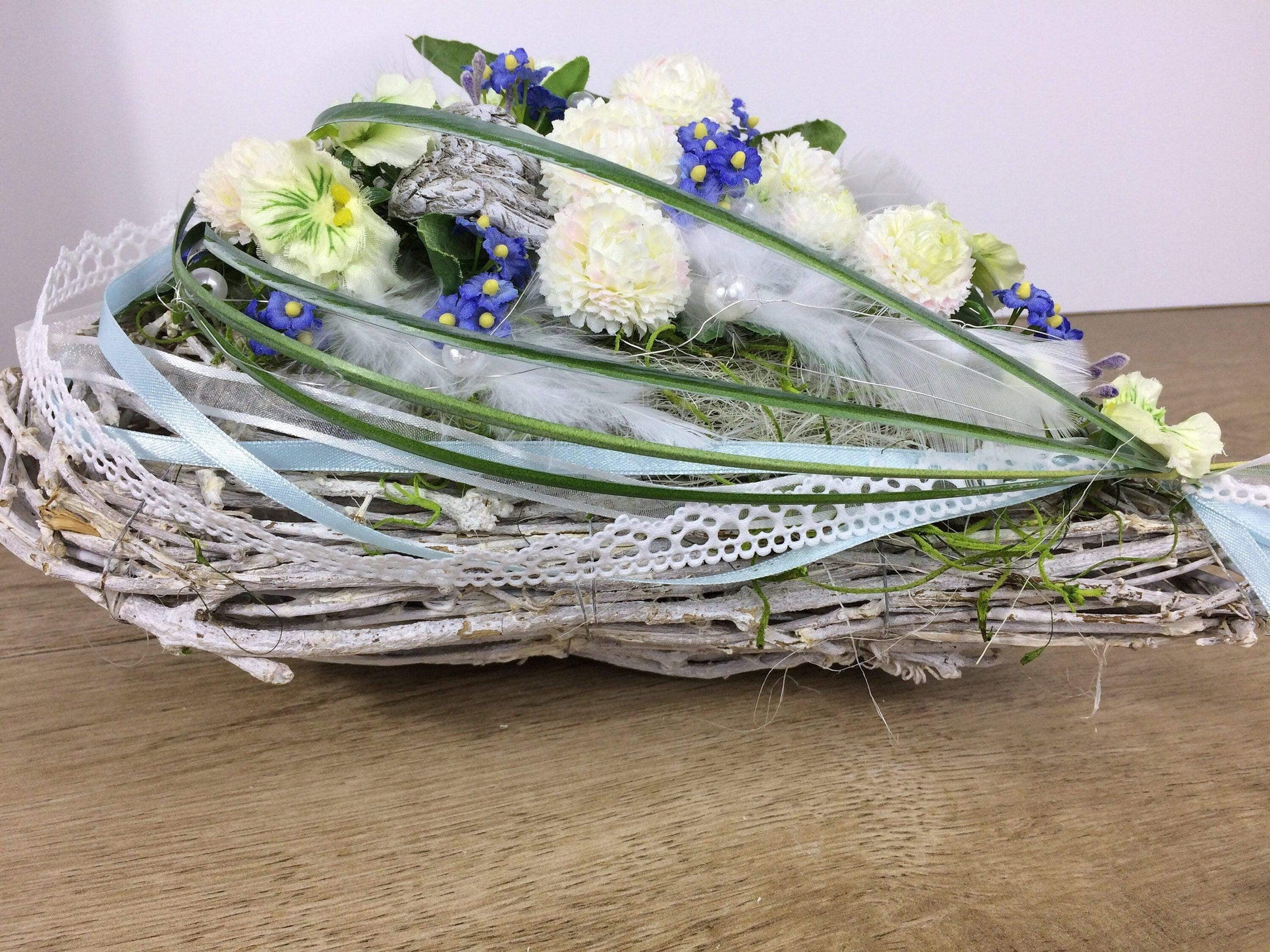 Grabgesteck 25x35cm Frühling Grabschmuck Gesteck Herz Gänseblümchen Vergissmeinnicht Grabdekoration Grabschmuck Allerheiligen – handgemacht aus Seiden- und Kunstblumen, langlebig & pflegeleicht von SarahsFlowerStudio