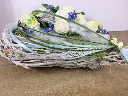 Grabgesteck 25x35cm Frühling Grabschmuck Gesteck Herz Gänseblümchen Vergissmeinnicht Grabdekoration Grabschmuck Allerheiligen – handgemacht aus Seiden- und Kunstblumen, langlebig & pflegeleicht von SarahsFlowerStudio
