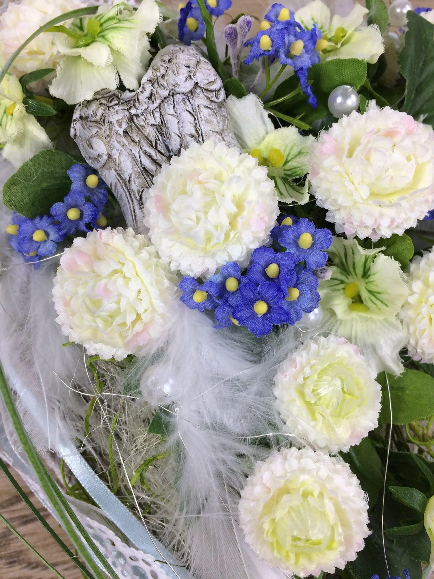 Grabgesteck 25x35cm Frühling Grabschmuck Gesteck Herz Gänseblümchen Vergissmeinnicht Grabdekoration Grabschmuck Allerheiligen – handgemacht aus Seiden- und Kunstblumen, langlebig & pflegeleicht von SarahsFlowerStudio
