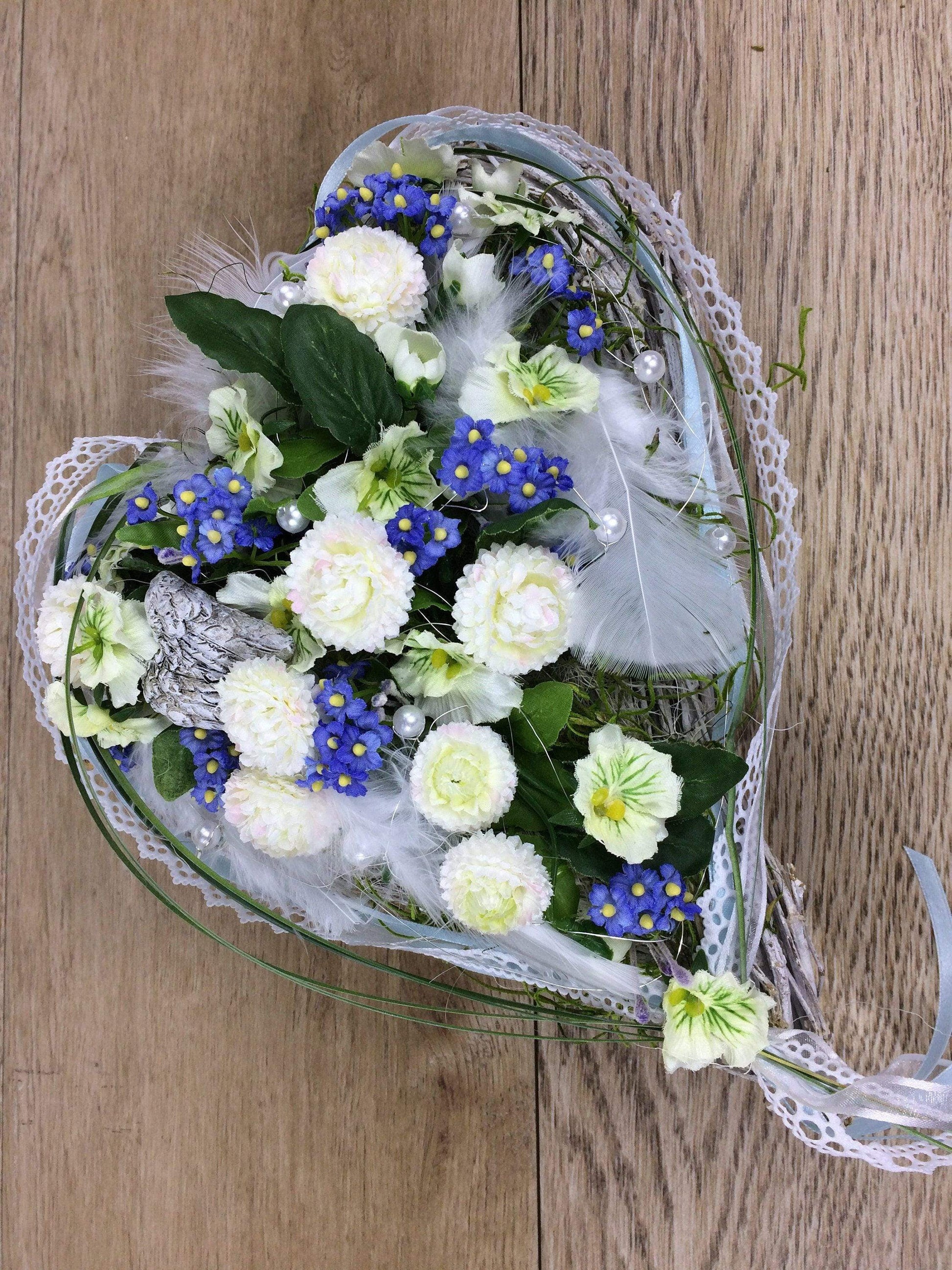 Grabgesteck 25x35cm Frühling Grabschmuck Gesteck Herz Gänseblümchen Vergissmeinnicht Grabdekoration Grabschmuck Allerheiligen – handgemacht aus Seiden- und Kunstblumen, langlebig & pflegeleicht von SarahsFlowerStudio