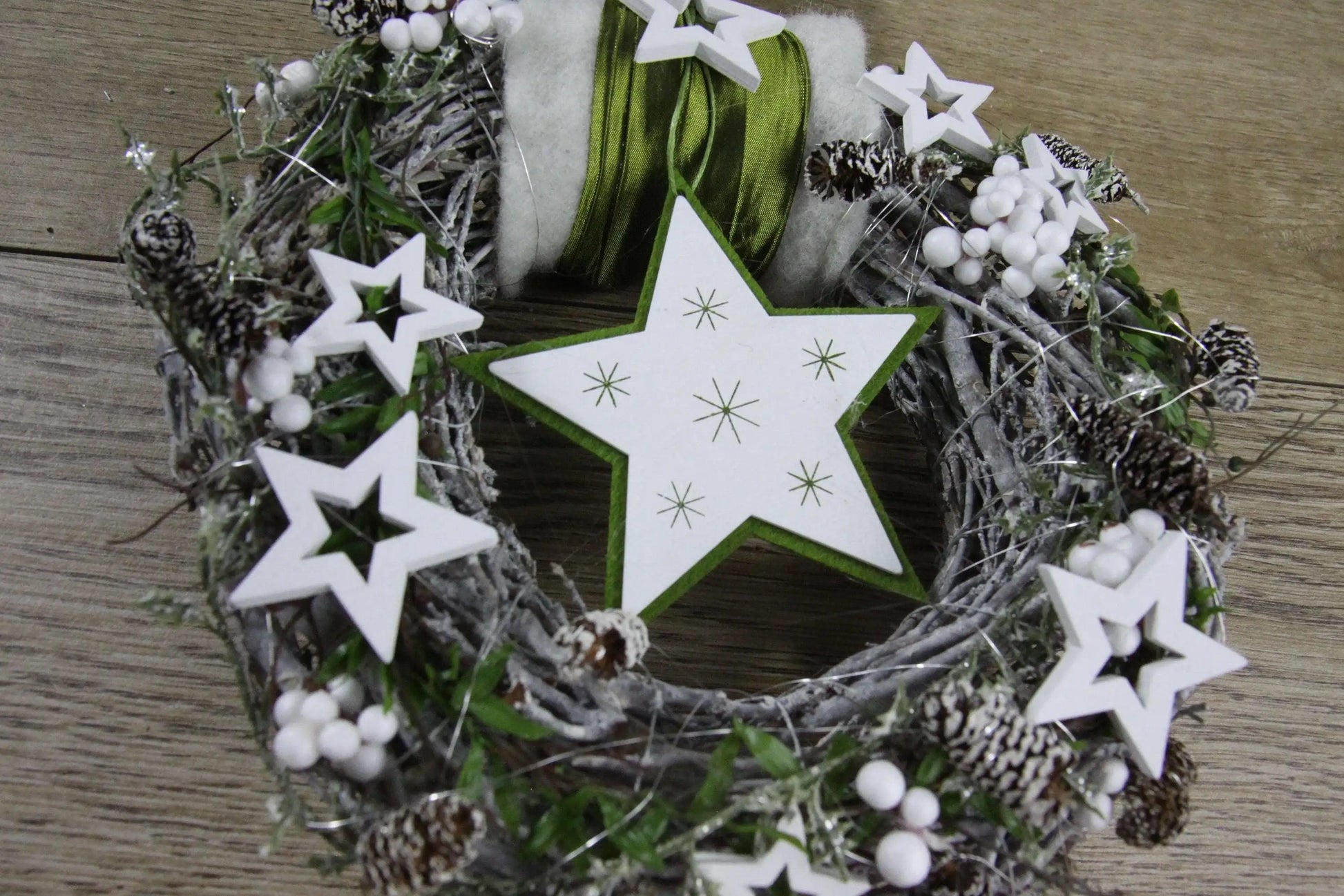 Advent Türkranz Türdeko Türschmuck Weihnachten Stern Weidenkranz Grün Weiß – handgemacht aus Seiden- und Kunstblumen, langlebig & pflegeleicht von SarahsFlowerStudio