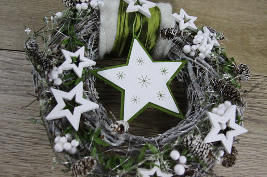 Advent Türkranz Türdeko Türschmuck Weihnachten Stern Weidenkranz Grün Weiß – handgemacht aus Seiden- und Kunstblumen, langlebig & pflegeleicht von SarahsFlowerStudio