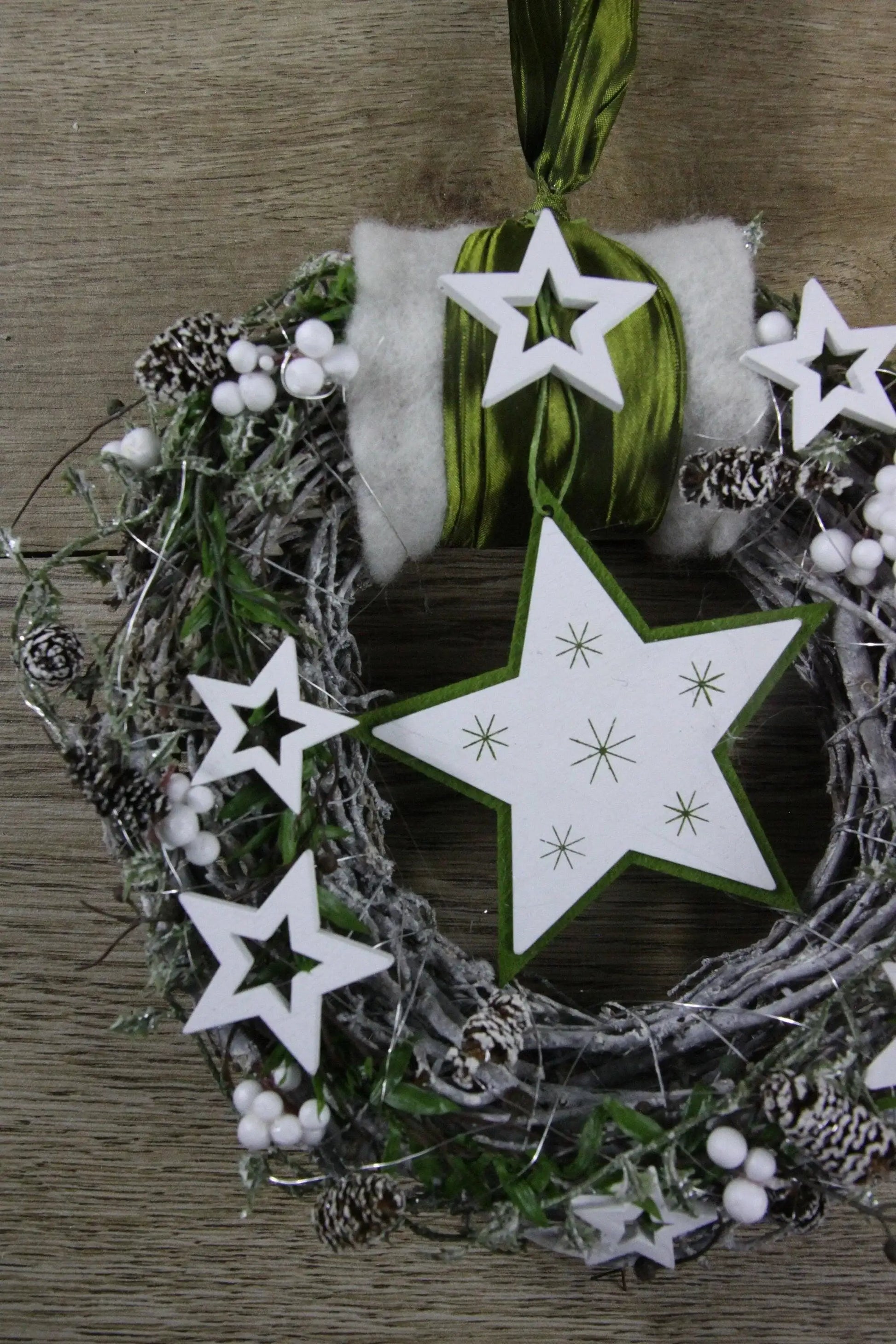 Advent Türkranz Türdeko Türschmuck Weihnachten Stern Weidenkranz Grün Weiß – handgemacht aus Seiden- und Kunstblumen, langlebig & pflegeleicht von SarahsFlowerStudio