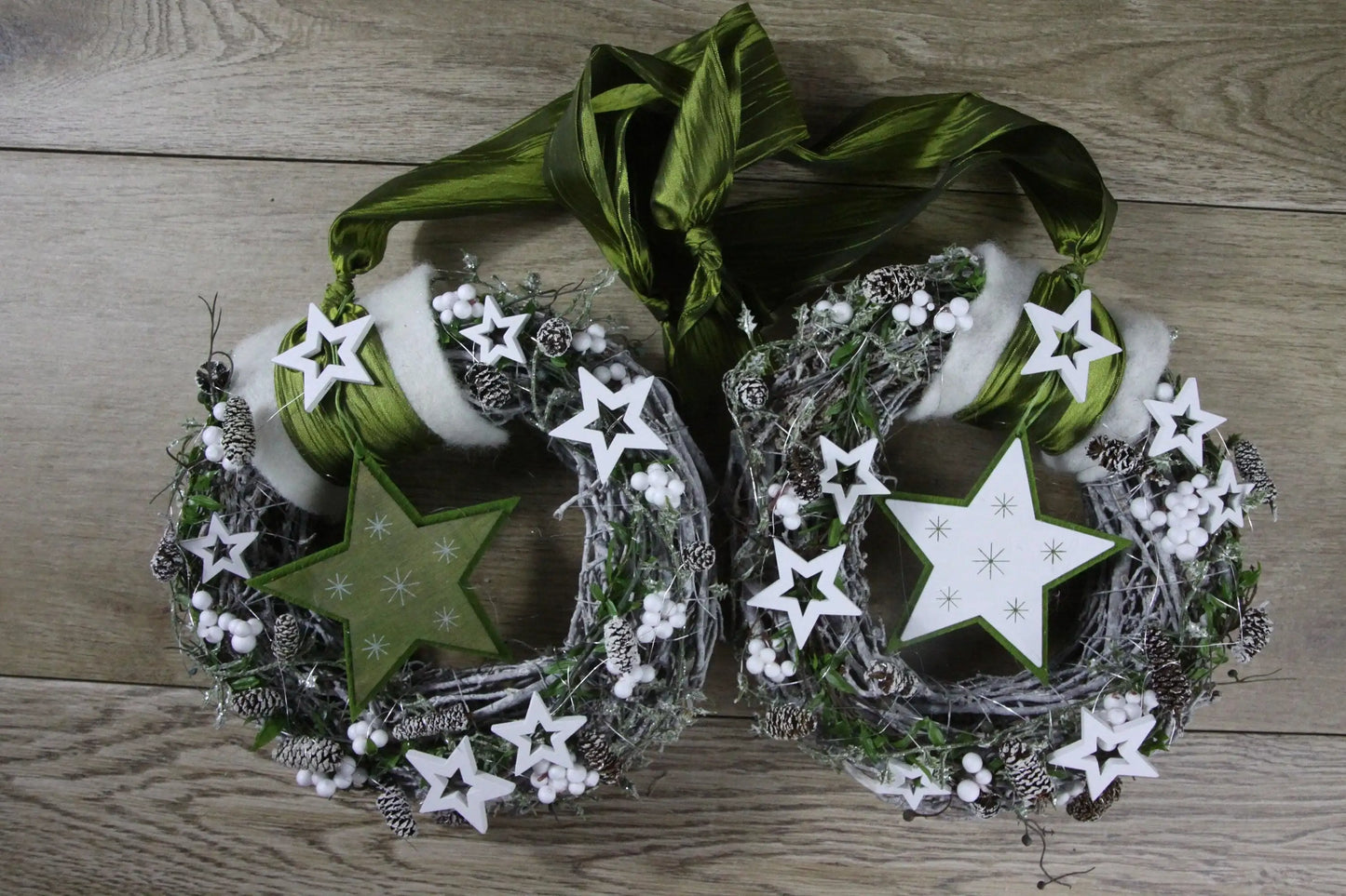 Advent Türkranz Türdeko Türschmuck Weihnachten Stern Weidenkranz Grün Weiß – handgemacht aus Seiden- und Kunstblumen, langlebig & pflegeleicht von SarahsFlowerStudio