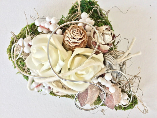 Grabgesteck Grabschmuck Gesteck Grab Allerheiligen Winterlich Weihnachten Herz Moosherz Rose Grave Arrangument grave flowers longlasting – handgemacht aus Seiden- und Kunstblumen, langlebig & pflegeleicht von SarahsFlowerStudio