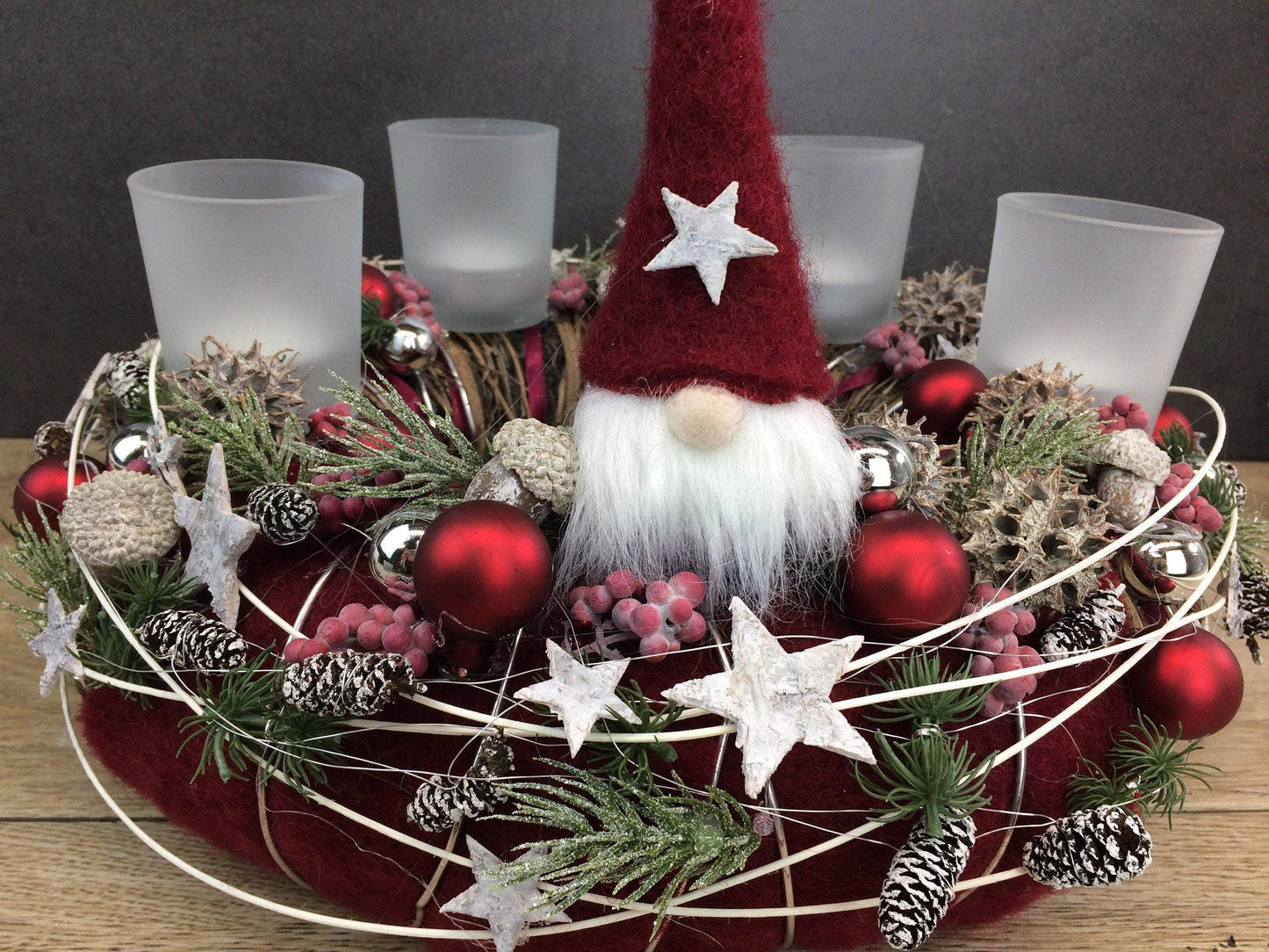 Adventskranz Wichtel Silber Wunschfarbe Sterne Kugeln Beeren Tanne Filz Band – handgemacht aus Seiden- und Kunstblumen, langlebig & pflegeleicht von SarahsFlowerStudio
