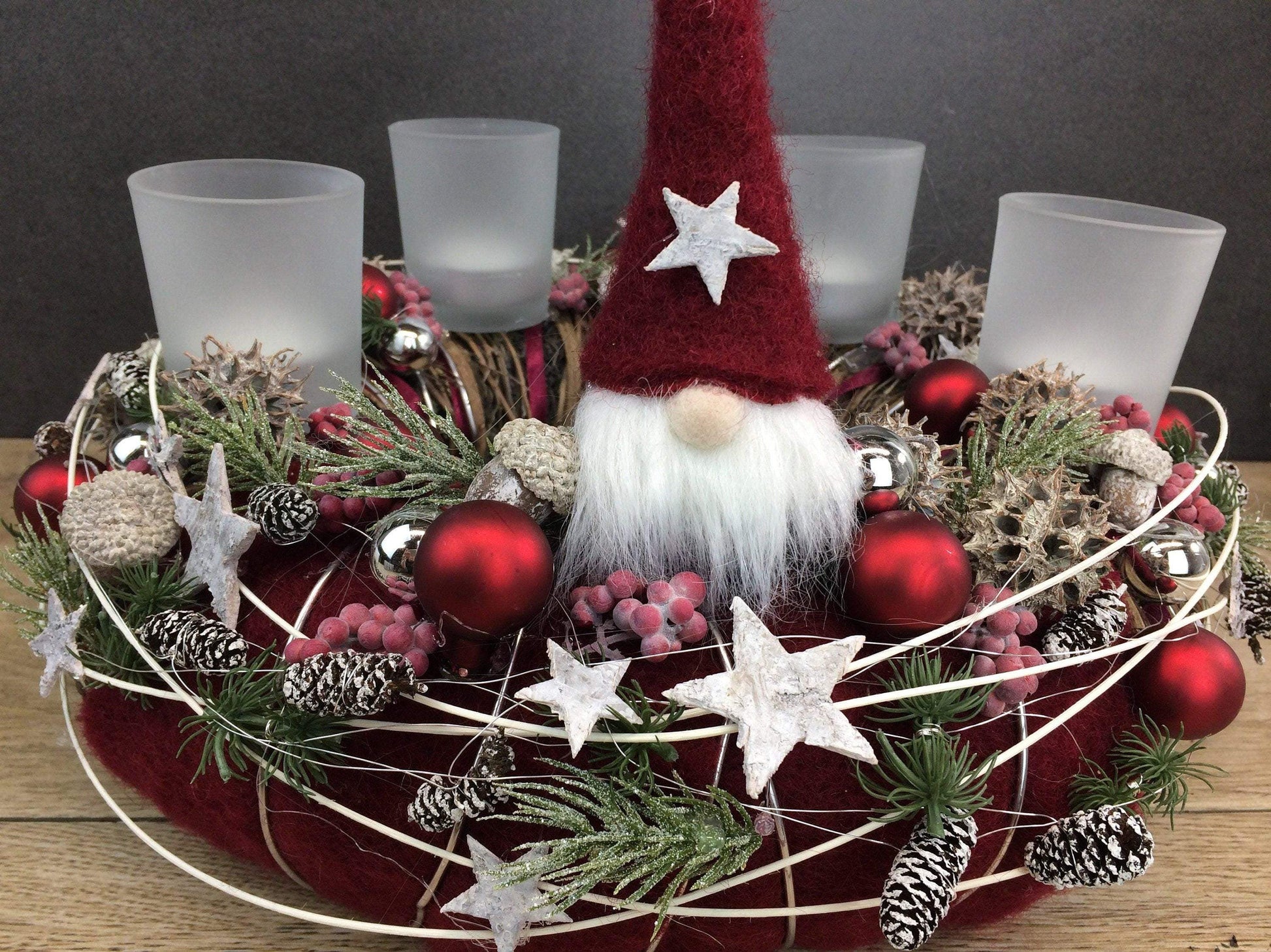 Adventskranz Wichtel Silber Wunschfarbe Sterne Kugeln Beeren Tanne Filz Band – handgemacht aus Seiden- und Kunstblumen, langlebig & pflegeleicht von SarahsFlowerStudio