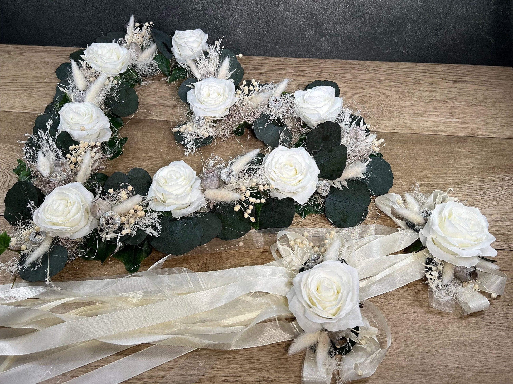 Autoschmuck Set 3 Teilig Trockenblumen Seidenblumen Kunstblumen Herz und Schleifen Autodekoration Gesteck Hochzeit Schmuck Kutsche – handgemacht aus Seiden- und Kunstblumen, langlebig & pflegeleicht von SarahsFlowerStudio