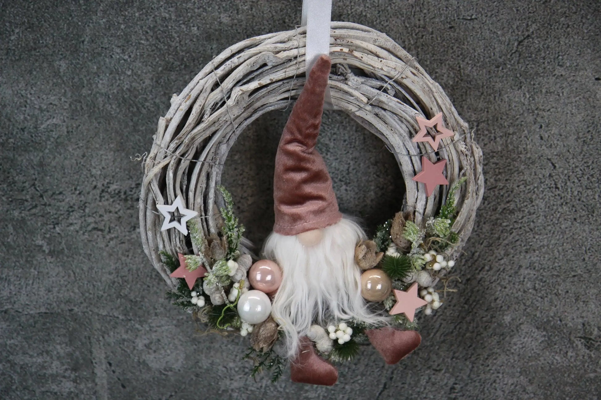 Türkranz Türdeko Türschmuck Weihnachten Weidenkranz Wichtel Zapfen Stern Apfel Knöpfe Tanne Band Modern – handgemacht aus Seiden- und Kunstblumen, langlebig & pflegeleicht von SarahsFlowerStudio