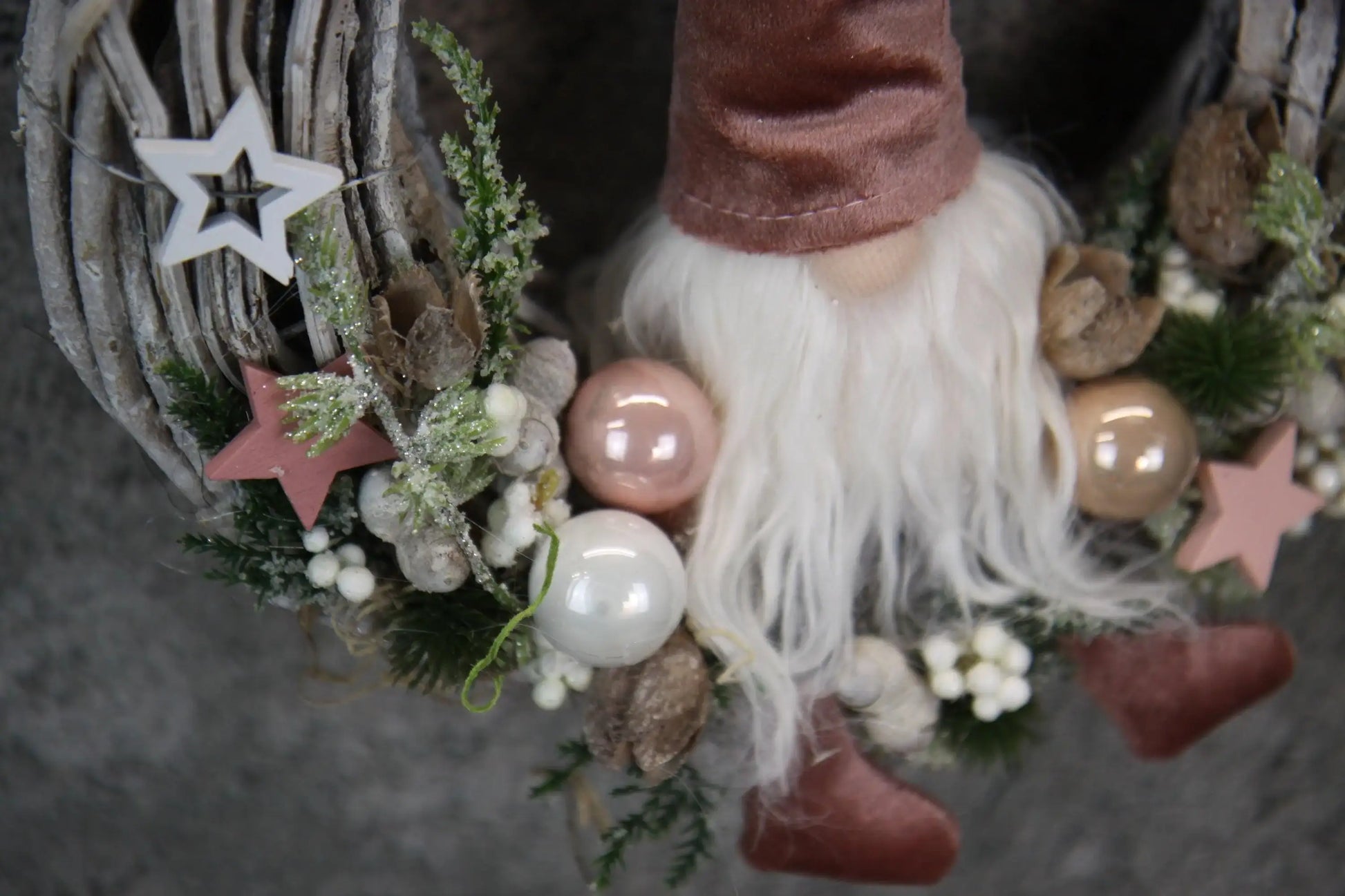 Türkranz Türdeko Türschmuck Weihnachten Weidenkranz Wichtel Zapfen Stern Apfel Knöpfe Tanne Band Modern – handgemacht aus Seiden- und Kunstblumen, langlebig & pflegeleicht von SarahsFlowerStudio
