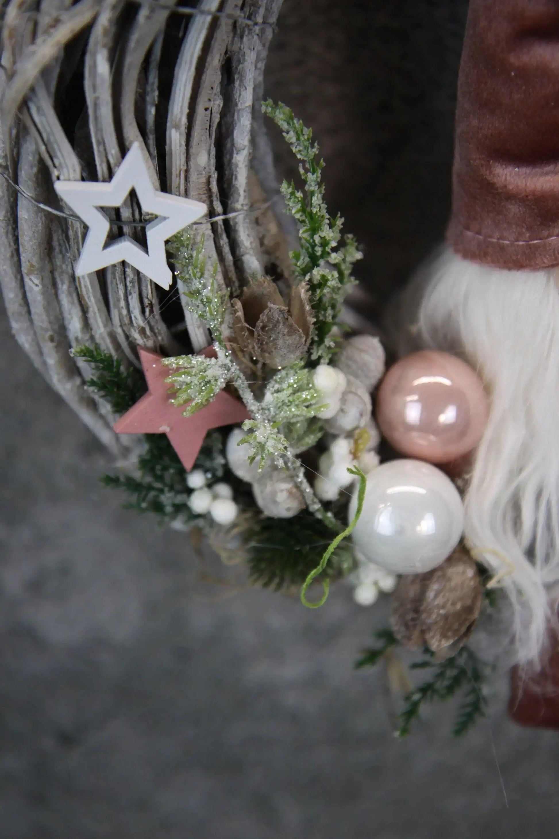 Türkranz Türdeko Türschmuck Weihnachten Weidenkranz Wichtel Zapfen Stern Apfel Knöpfe Tanne Band Modern – handgemacht aus Seiden- und Kunstblumen, langlebig & pflegeleicht von SarahsFlowerStudio