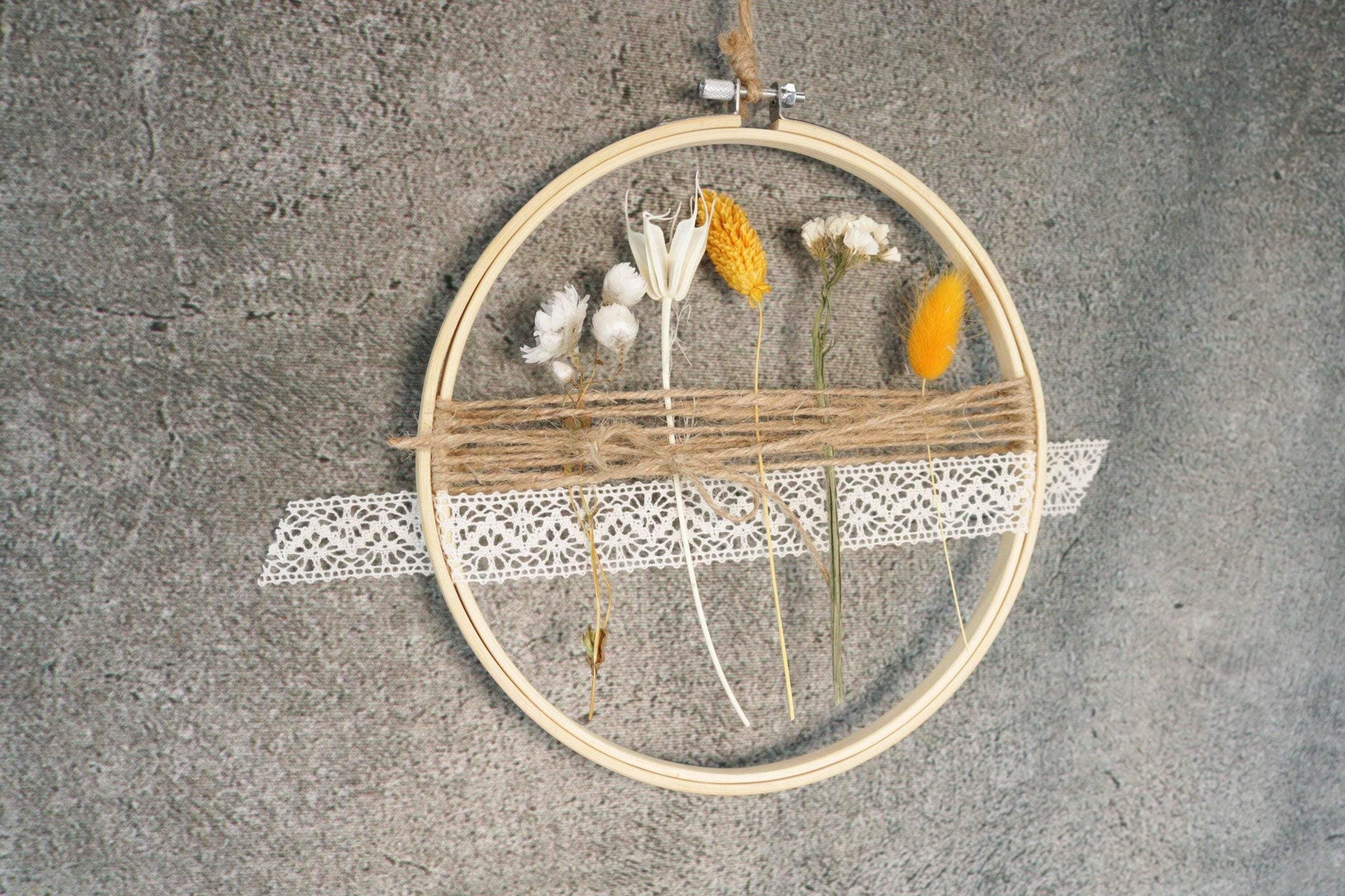 Türkranz Kranz Ring Stickrahmen Gräser Holzring Stickring Stickreif Trockenblumen Natur natürlich Hoop Fensterdeko – handgemacht aus Seiden- und Kunstblumen, langlebig & pflegeleicht von SarahsFlowerStudio