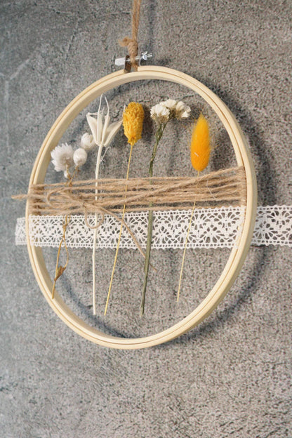 Türkranz Kranz Ring Stickrahmen Gräser Holzring Stickring Stickreif Trockenblumen Natur natürlich Hoop Fensterdeko – handgemacht aus Seiden- und Kunstblumen, langlebig & pflegeleicht von SarahsFlowerStudio