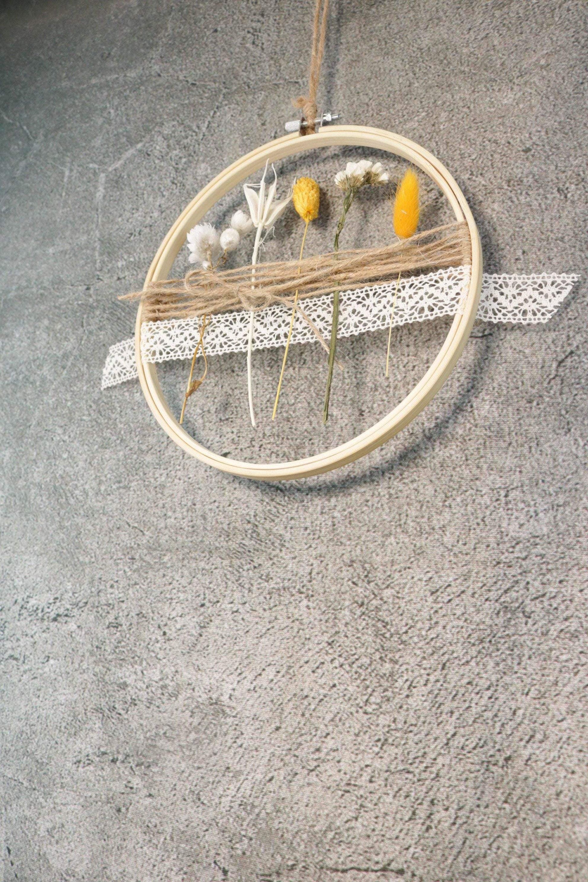 Türkranz Kranz Ring Stickrahmen Gräser Holzring Stickring Stickreif Trockenblumen Natur natürlich Hoop Fensterdeko – handgemacht aus Seiden- und Kunstblumen, langlebig & pflegeleicht von SarahsFlowerStudio