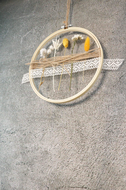 Türkranz Kranz Ring Stickrahmen Gräser Holzring Stickring Stickreif Trockenblumen Natur natürlich Hoop Fensterdeko – handgemacht aus Seiden- und Kunstblumen, langlebig & pflegeleicht von SarahsFlowerStudio