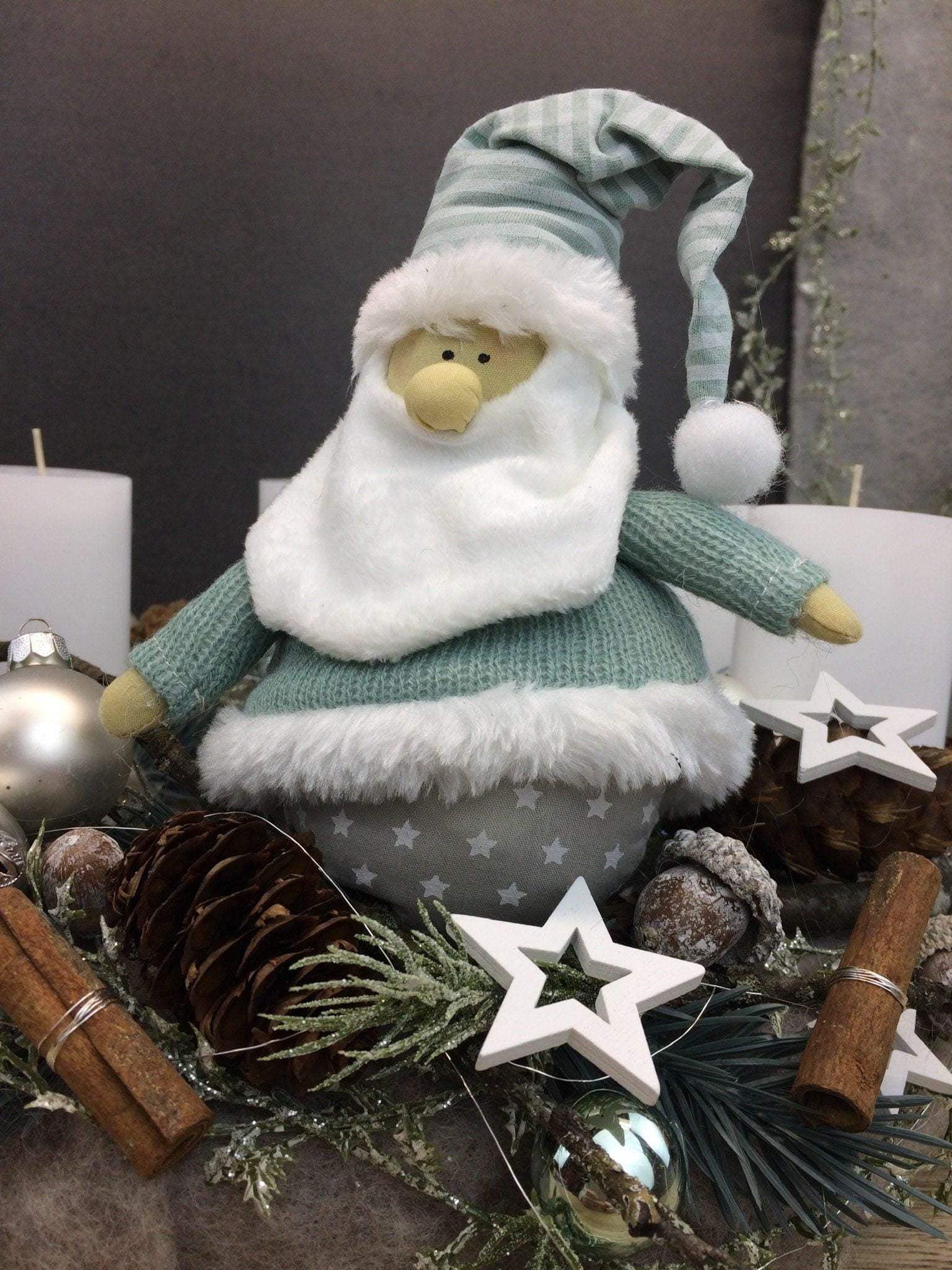 Adventskranz Adventskalender Wichtel Zapfen Sterne Kerzen Kugeln Eicheln Tanne Zweige Filz Modern Natürlich Getrocknet Künstlich Haltbar – handgemacht aus Seiden- und Kunstblumen, langlebig & pflegeleicht von SarahsFlowerStudio