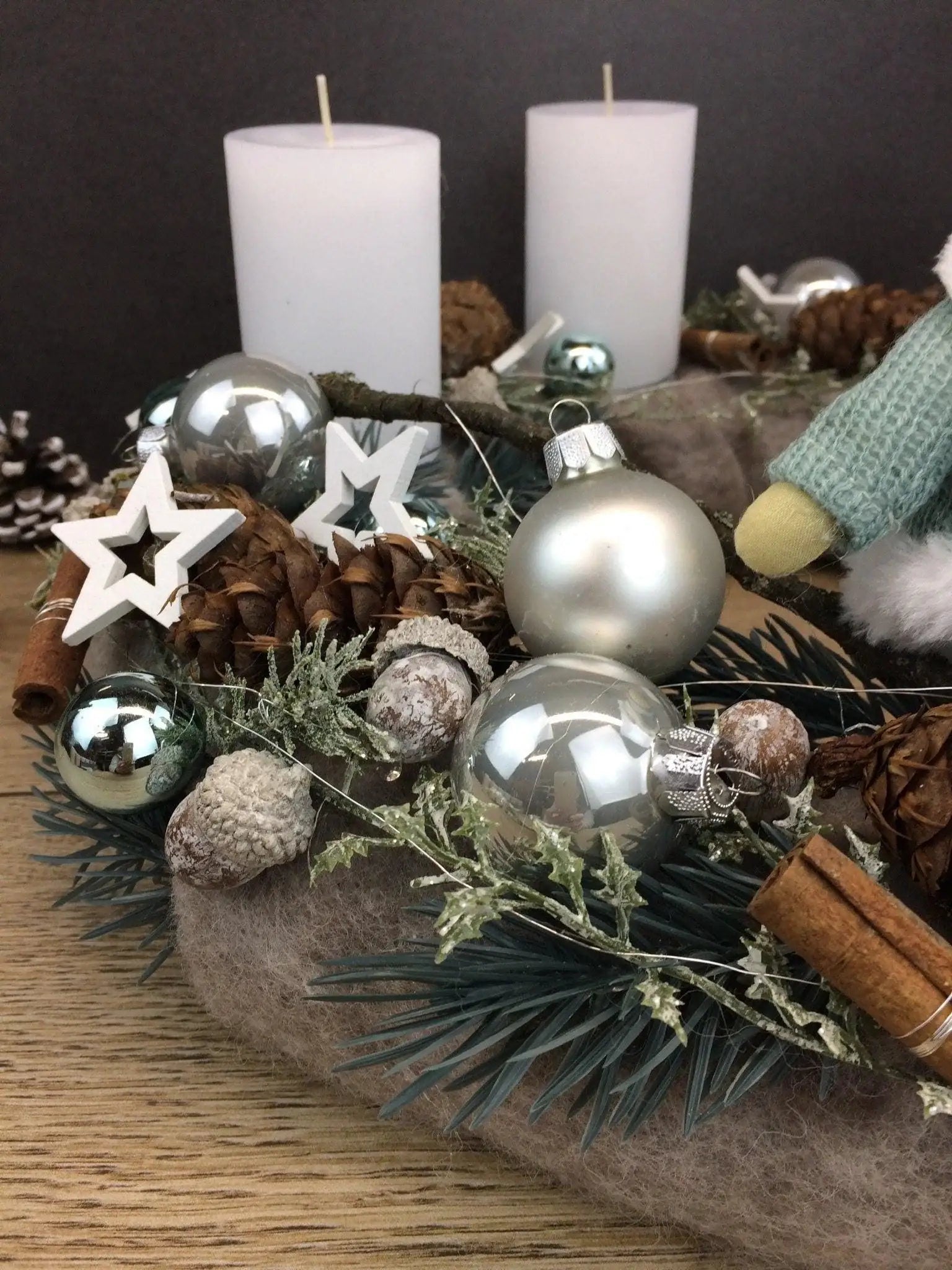 Adventskranz Adventskalender Wichtel Zapfen Sterne Kerzen Kugeln Eicheln Tanne Zweige Filz Modern Natürlich Getrocknet Künstlich Haltbar – handgemacht aus Seiden- und Kunstblumen, langlebig & pflegeleicht von SarahsFlowerStudio