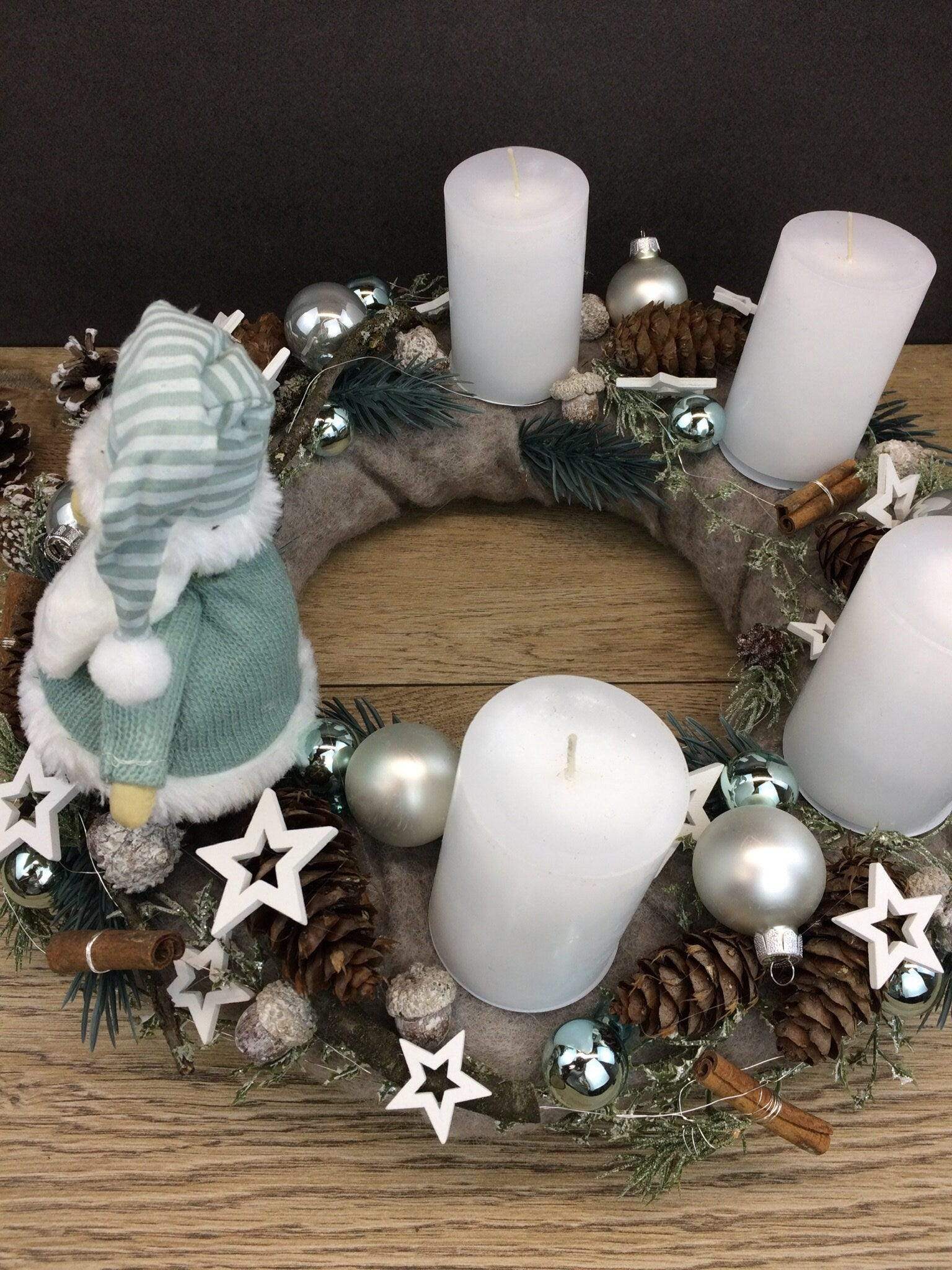 Adventskranz Adventskalender Wichtel Zapfen Sterne Kerzen Kugeln Eicheln Tanne Zweige Filz Modern Natürlich Getrocknet Künstlich Haltbar – handgemacht aus Seiden- und Kunstblumen, langlebig & pflegeleicht von SarahsFlowerStudio