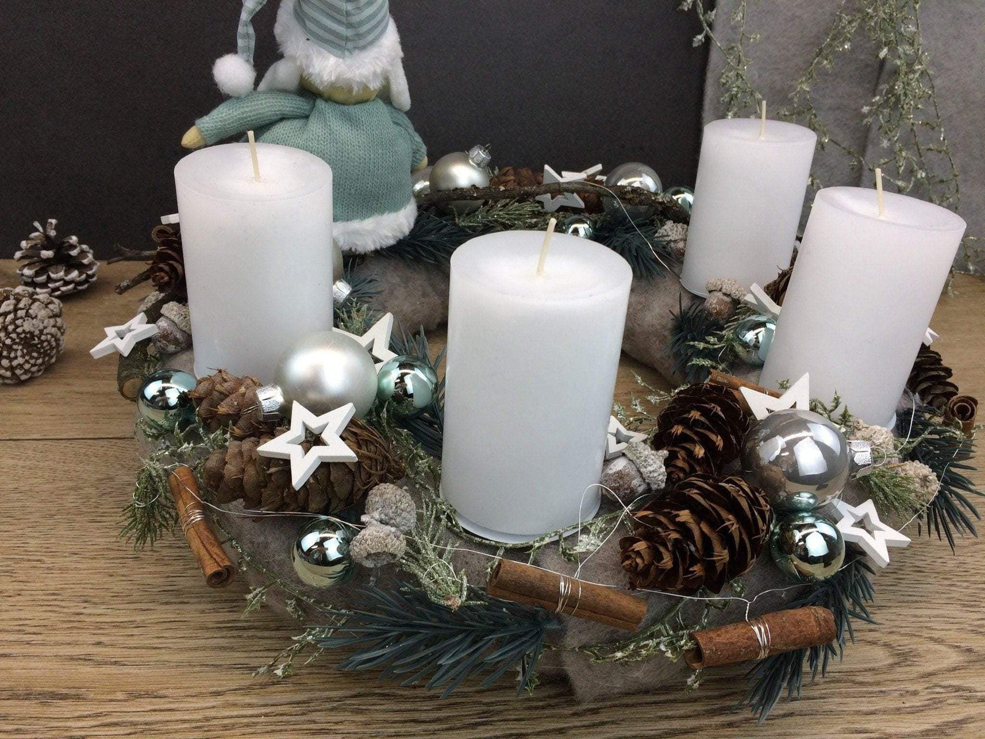 Adventskranz Adventskalender Wichtel Zapfen Sterne Kerzen Kugeln Eicheln Tanne Zweige Filz Modern Natürlich Getrocknet Künstlich Haltbar – handgemacht aus Seiden- und Kunstblumen, langlebig & pflegeleicht von SarahsFlowerStudio