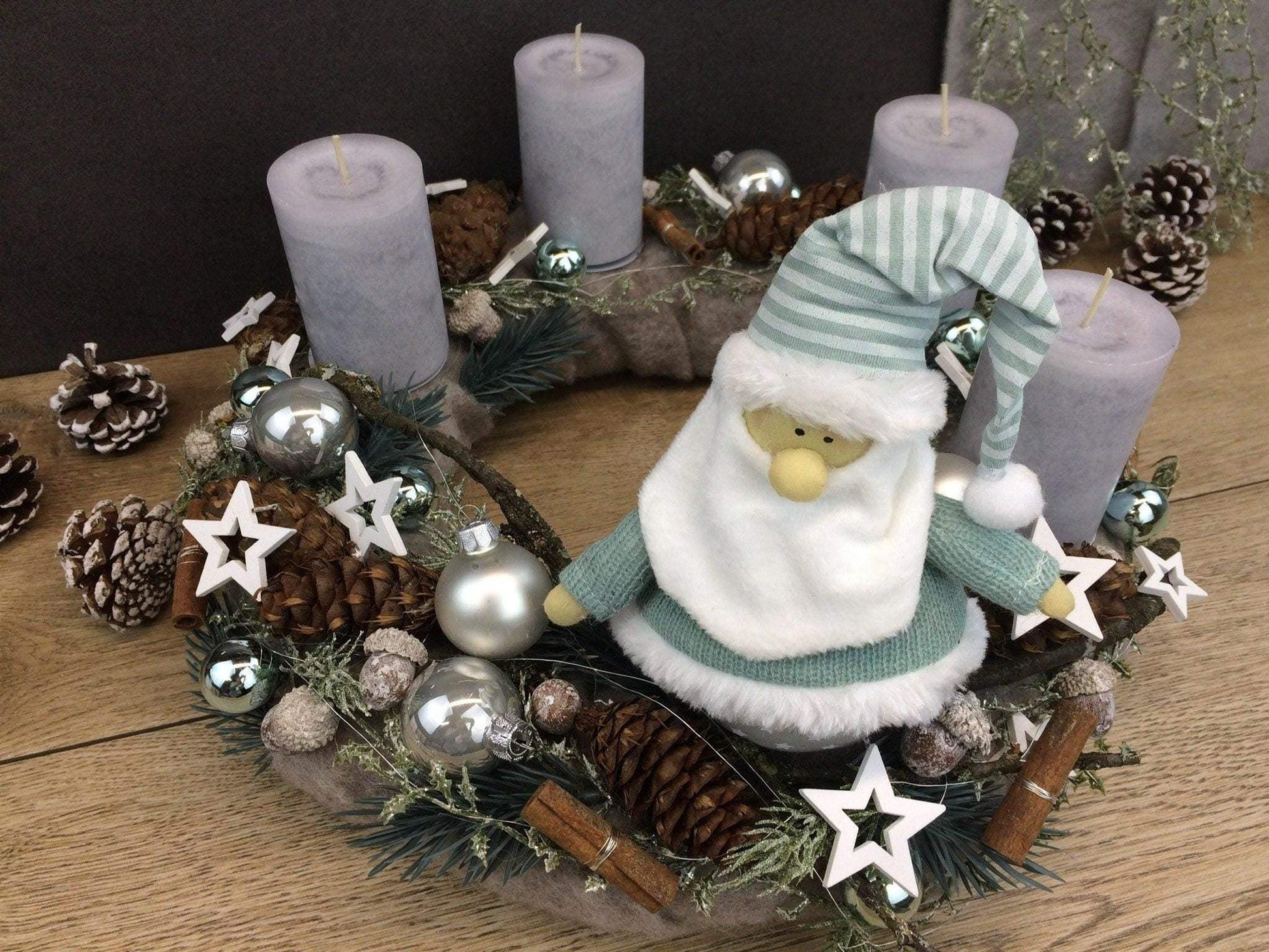 Adventskranz Adventskalender Wichtel Zapfen Sterne Kerzen Kugeln Eicheln Tanne Zweige Filz Modern Natürlich Getrocknet Künstlich Haltbar – handgemacht aus Seiden- und Kunstblumen, langlebig & pflegeleicht von SarahsFlowerStudio