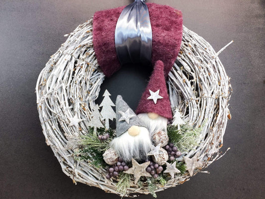 Advent Türkranz Türdeko Türschmuck Weihnachten Wachs Weidenkranz Wichtel Santa Wihnachtsmann – handgemacht aus Seiden- und Kunstblumen, langlebig & pflegeleicht von SarahsFlowerStudio