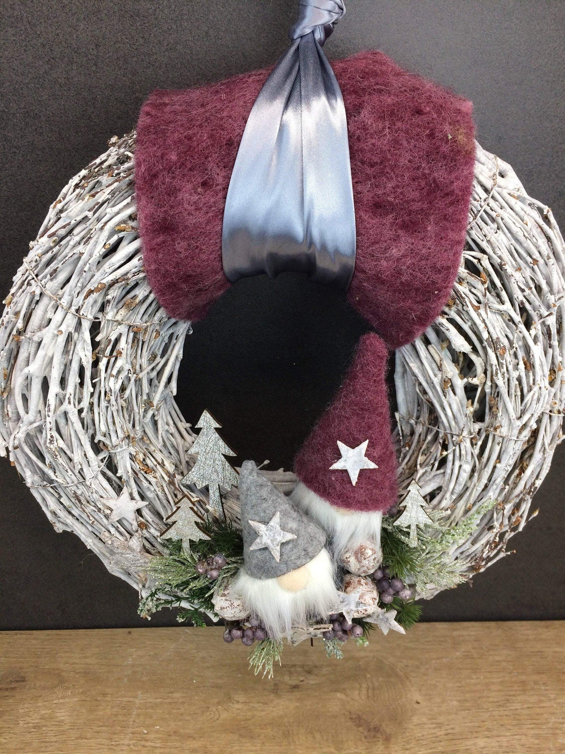 Advent Türkranz Türdeko Türschmuck Weihnachten Wachs Weidenkranz Wichtel Santa Wihnachtsmann – handgemacht aus Seiden- und Kunstblumen, langlebig & pflegeleicht von SarahsFlowerStudio