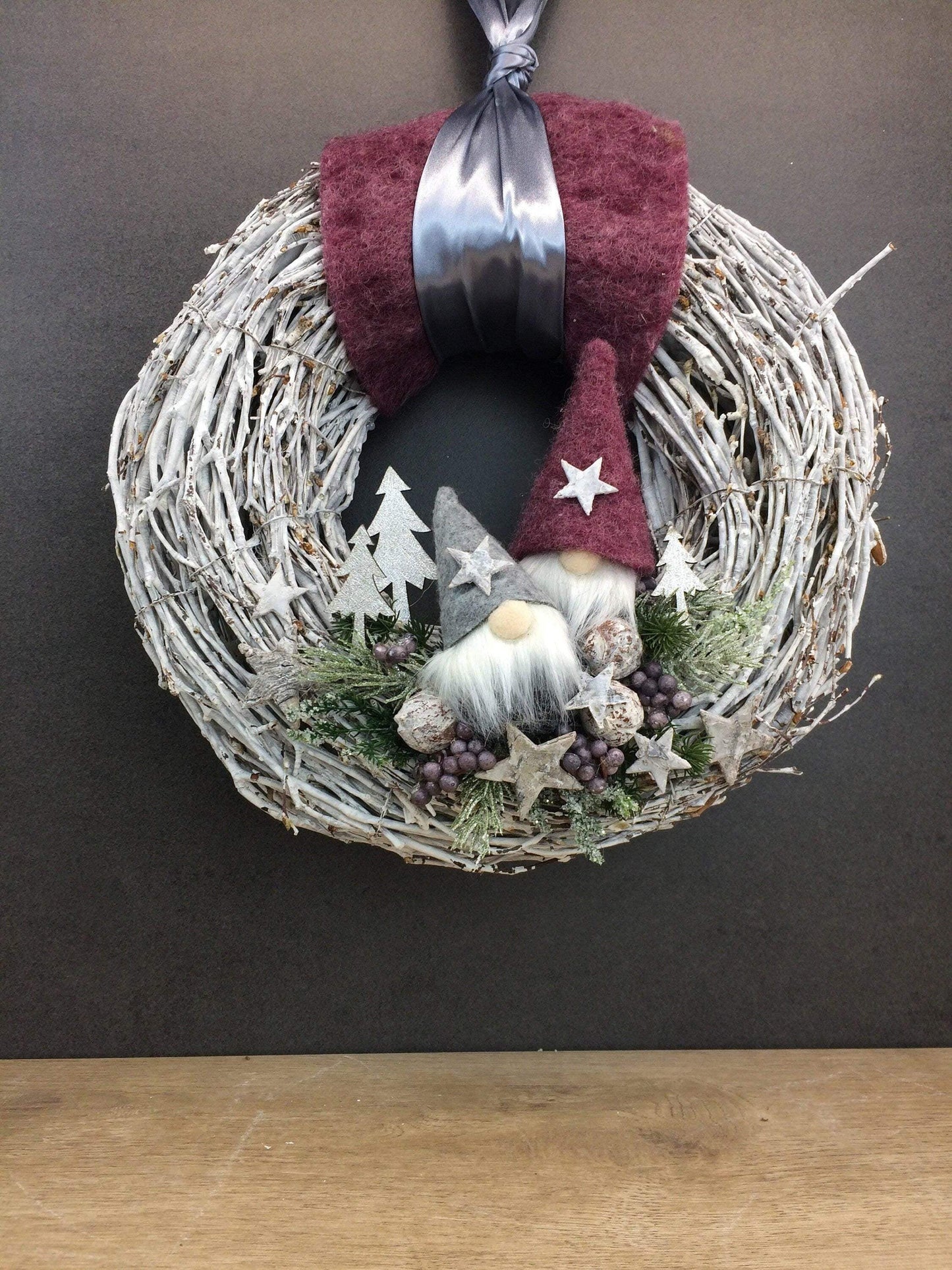 Advent Türkranz Türdeko Türschmuck Weihnachten Wachs Weidenkranz Wichtel Santa Wihnachtsmann – handgemacht aus Seiden- und Kunstblumen, langlebig & pflegeleicht von SarahsFlowerStudio