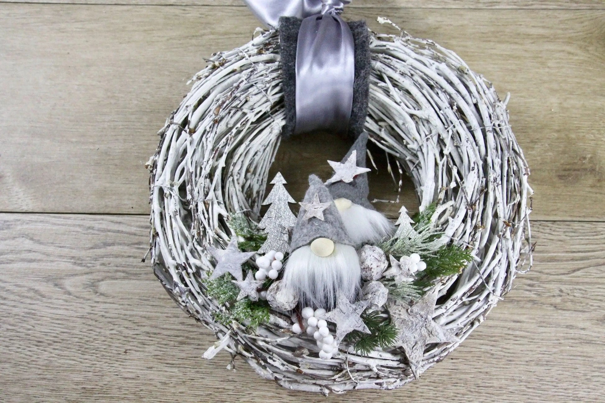 Advent Türkranz Türdeko Türschmuck Weihnachten Wachs Weidenkranz Wichtel Santa Wihnachtsmann – handgemacht aus Seiden- und Kunstblumen, langlebig & pflegeleicht von SarahsFlowerStudio