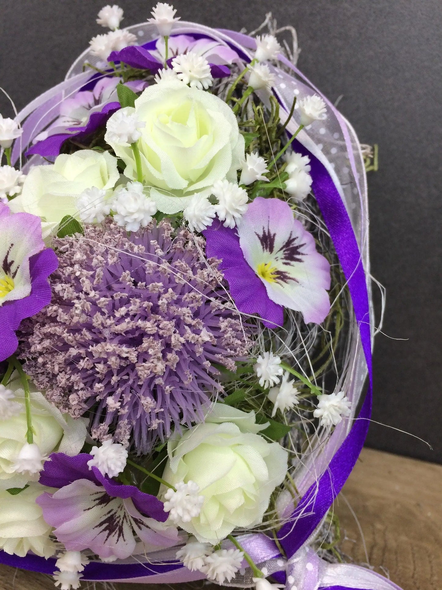 Grabgesteck Grabschmuck Rose Viburnum Herz Stiefmütterchen Hornveilchen Veilchen Lila Weiß Gesteck Grab Schleierkraut – handgemacht aus Seiden- und Kunstblumen, langlebig & pflegeleicht von SarahsFlowerStudio