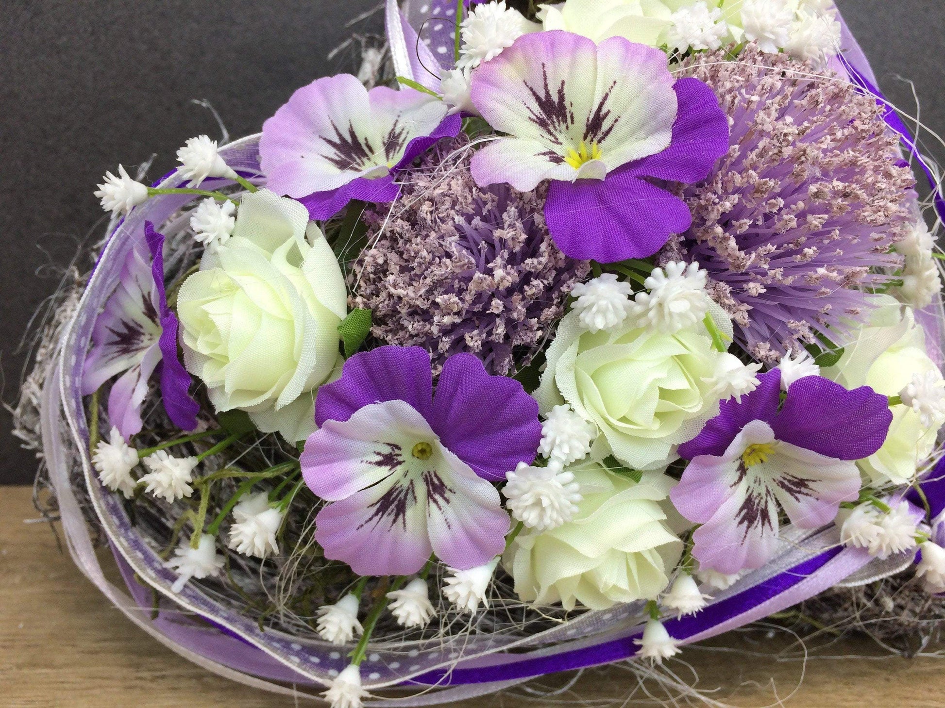 Grabgesteck Grabschmuck Rose Viburnum Herz Stiefmütterchen Hornveilchen Veilchen Lila Weiß Gesteck Grab Schleierkraut – handgemacht aus Seiden- und Kunstblumen, langlebig & pflegeleicht von SarahsFlowerStudio
