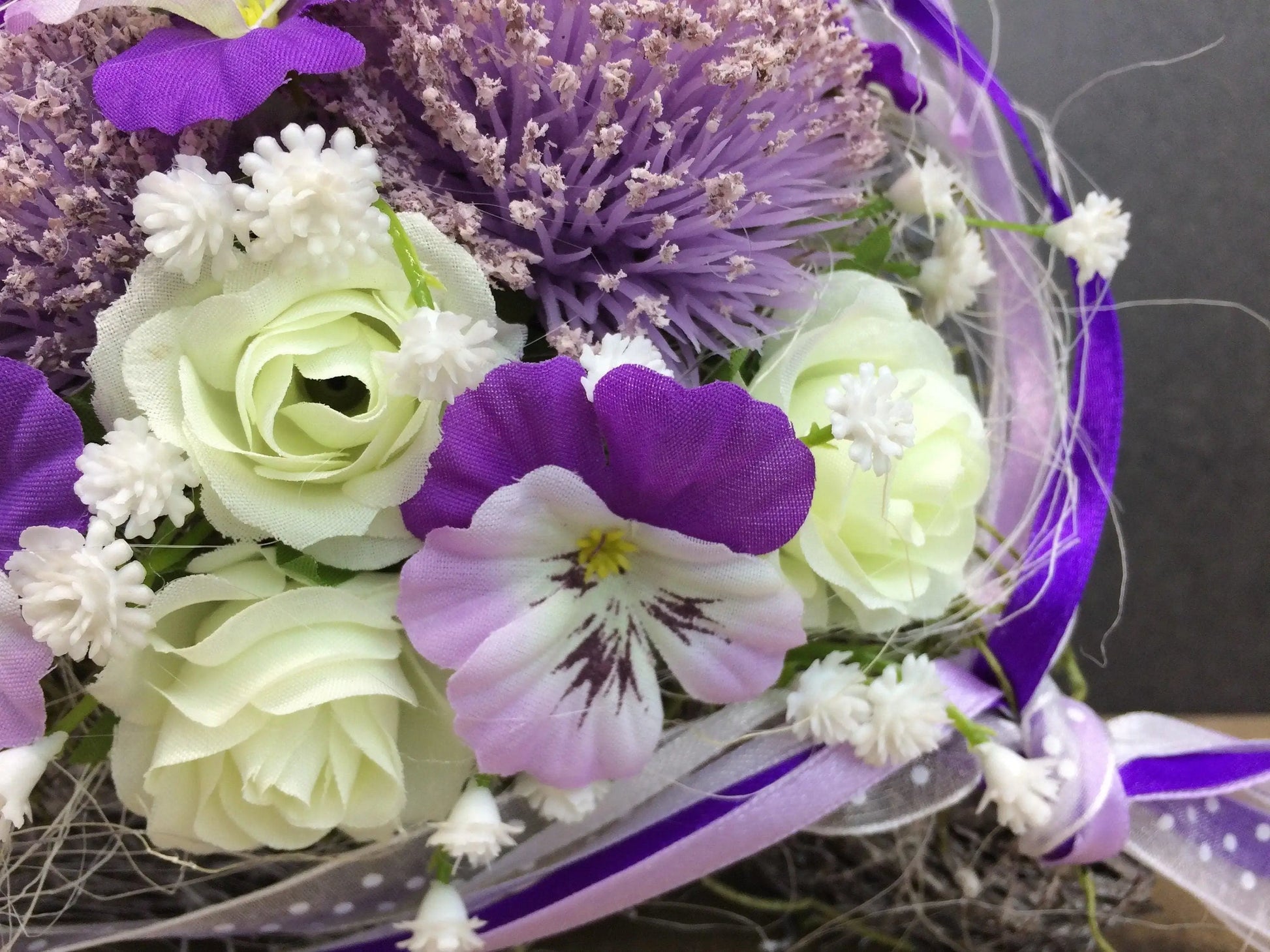 Grabgesteck Grabschmuck Rose Viburnum Herz Stiefmütterchen Hornveilchen Veilchen Lila Weiß Gesteck Grab Schleierkraut – handgemacht aus Seiden- und Kunstblumen, langlebig & pflegeleicht von SarahsFlowerStudio