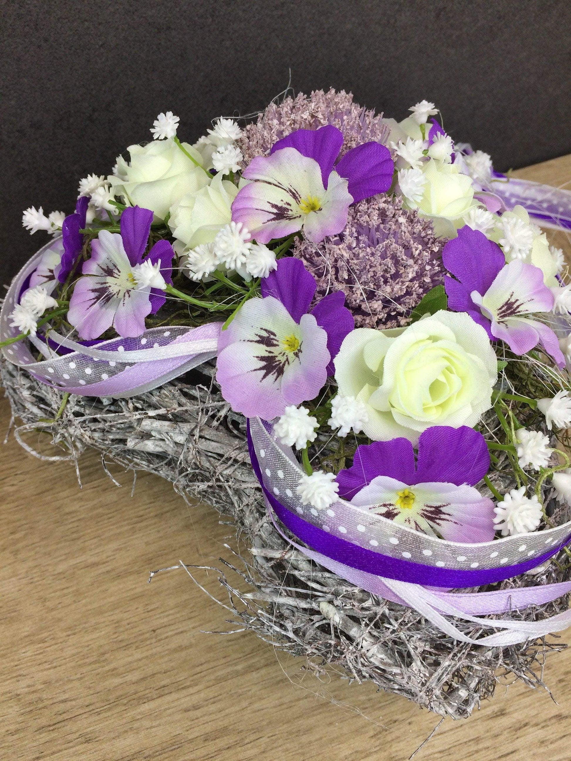 Grabgesteck Grabschmuck Rose Viburnum Herz Stiefmütterchen Hornveilchen Veilchen Lila Weiß Gesteck Grab Schleierkraut – handgemacht aus Seiden- und Kunstblumen, langlebig & pflegeleicht von SarahsFlowerStudio