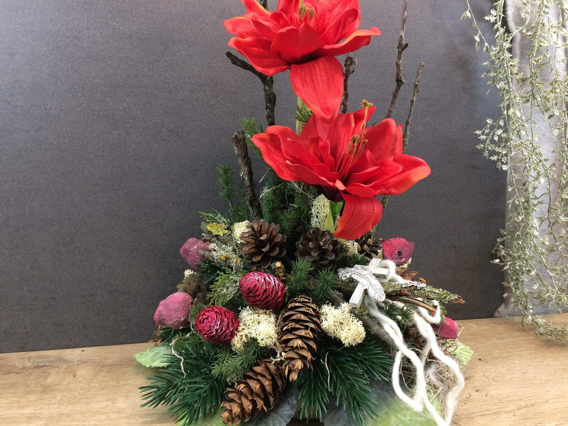 Grabgesteck Grabschmuck Amaryllis auf Beton Platte Grabdekoration Grabschmuck AllerheiligenTanne Exoten Filzschnur Amaryllis – handgemacht aus Seiden- und Kunstblumen, langlebig & pflegeleicht von SarahsFlowerStudio