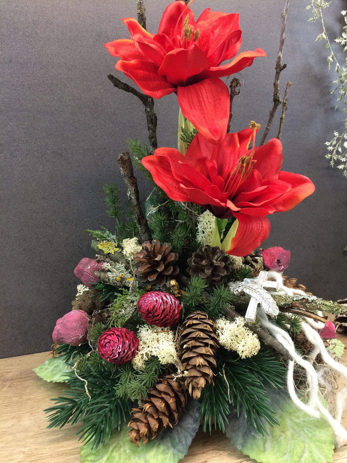 Grabgesteck Grabschmuck Amaryllis auf Beton Platte Grabdekoration Grabschmuck AllerheiligenTanne Exoten Filzschnur Amaryllis – handgemacht aus Seiden- und Kunstblumen, langlebig & pflegeleicht von SarahsFlowerStudio